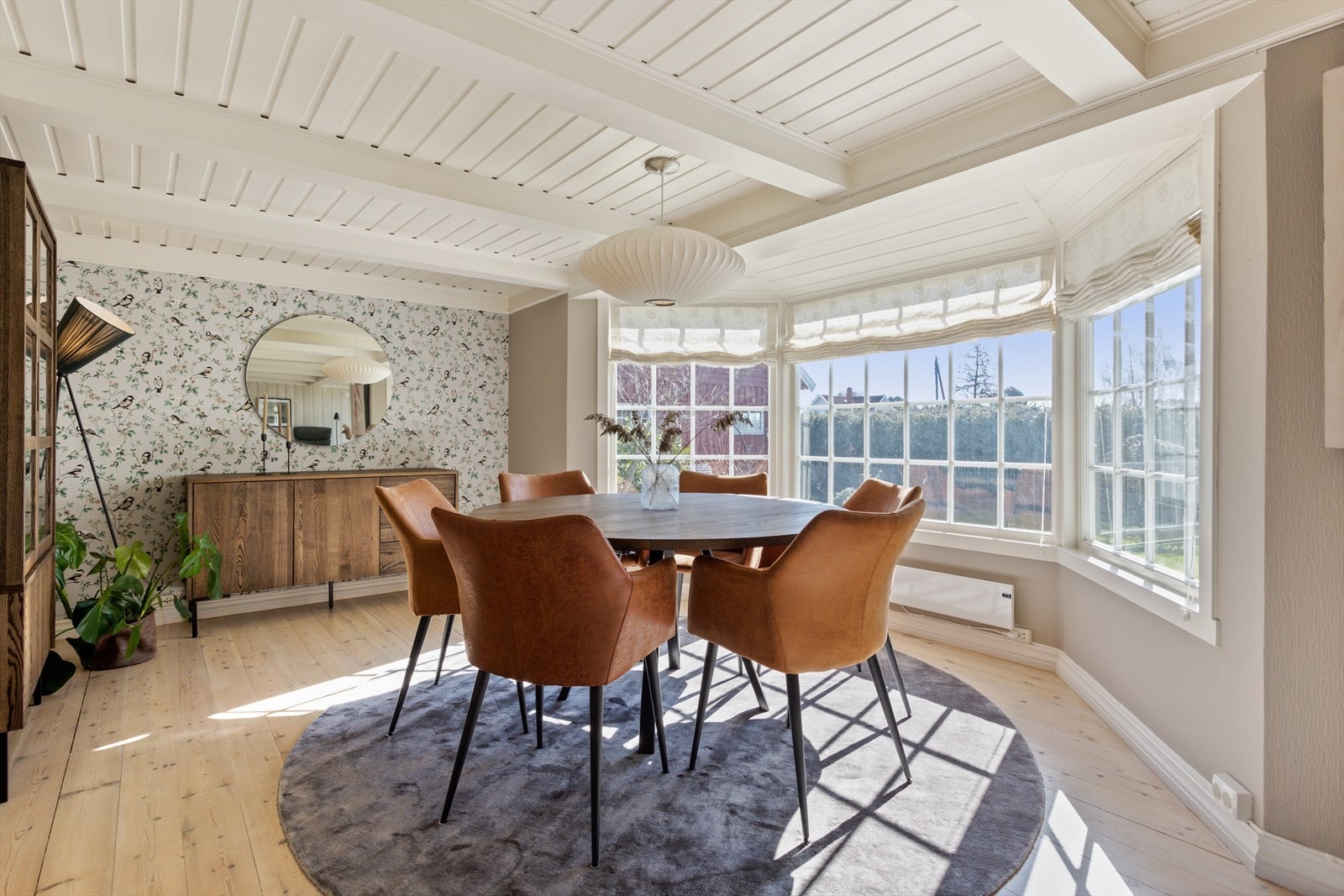 Åpen planløsning mot spisestuen, som er praktisk plassert i tilknytning til kjøkkenet. Kontrastvegg med spennende tapet, gir rommet et eget særpreg. Galleribilde