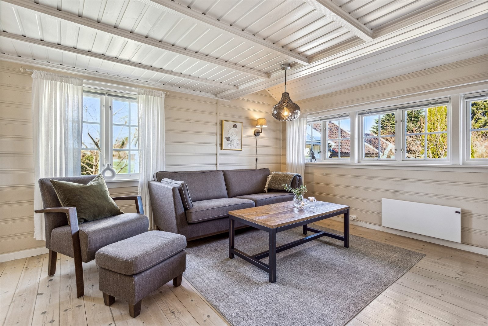 Herfra er også trappeadkomst til boligens 2. etasje og kjeller. Galleribilde