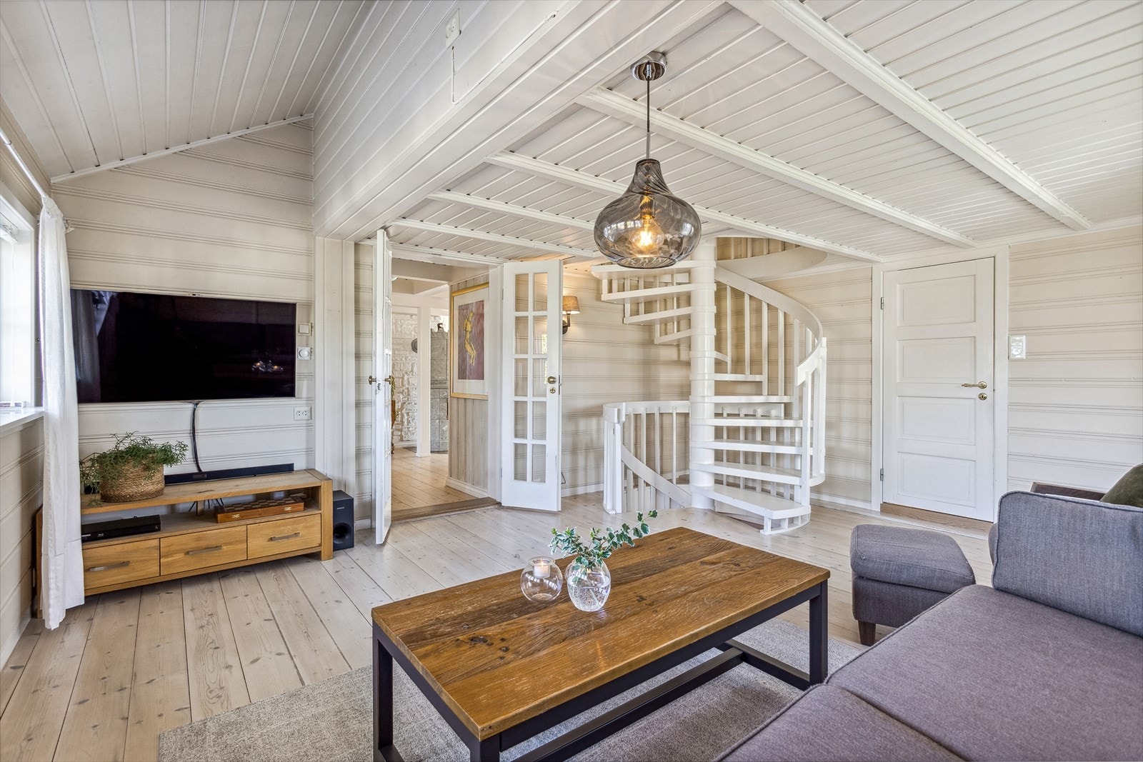 Det finnes også enda en stue i denne etasjen. Rommet er i dag innredet som TV-stue. Galleribilde