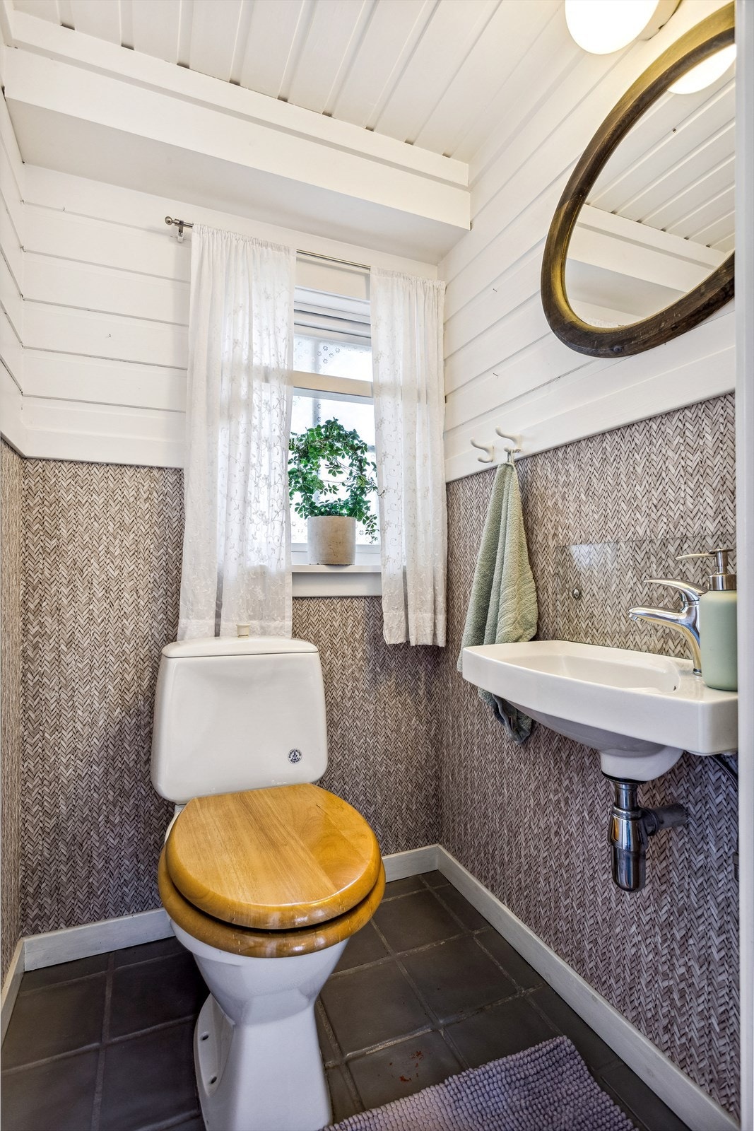 I 1.etasje finnes det også et separat toalettrom i forbindelse med boligens inngangsparti. Galleribilde