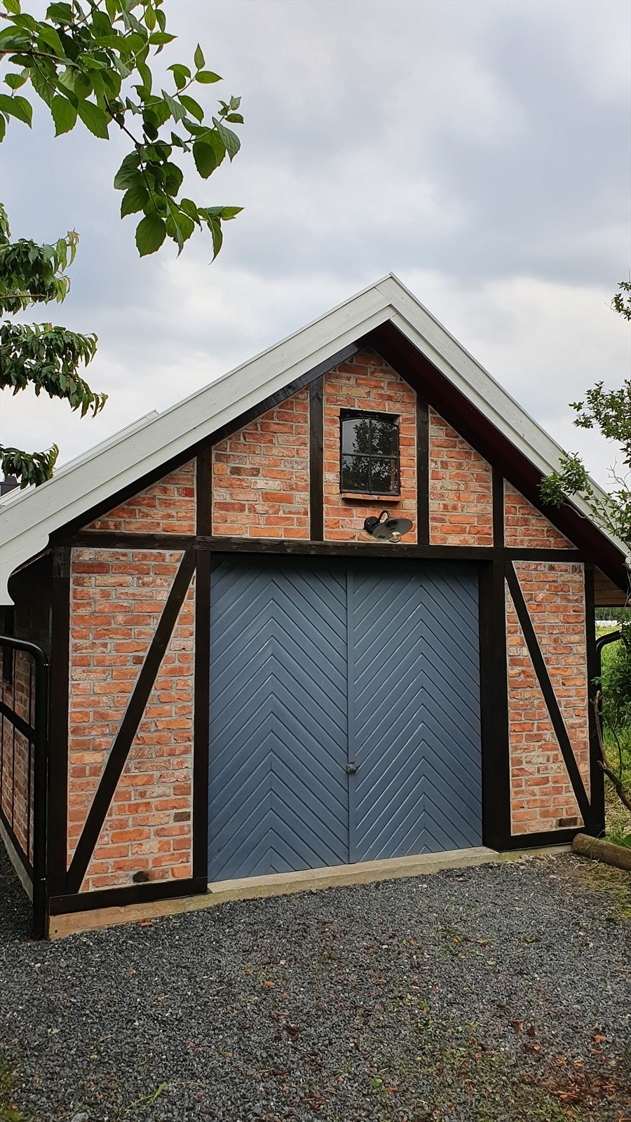 Murbygningen (garasje) er ideell for oppbevaring av hageutstyr og henger. Beliggende inntil snekkerbod og sommerstue. Galleribilde