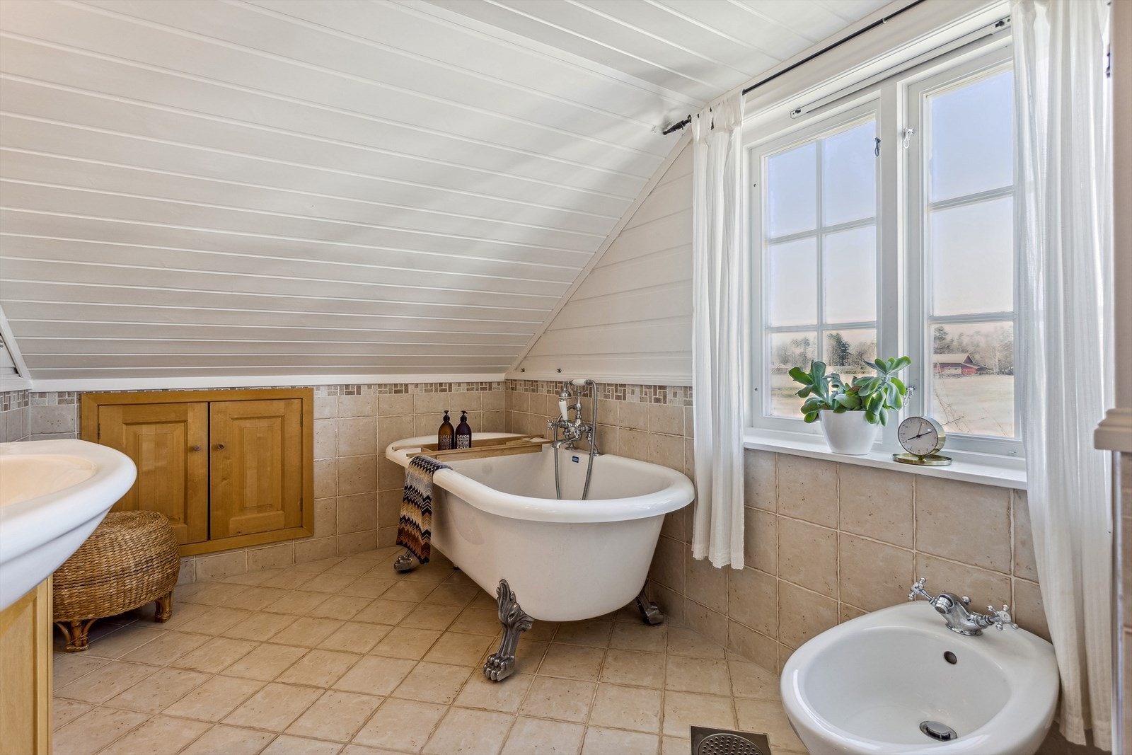 Badet beliggende i 2.etasje ble pusset opp i 2010. Galleribilde