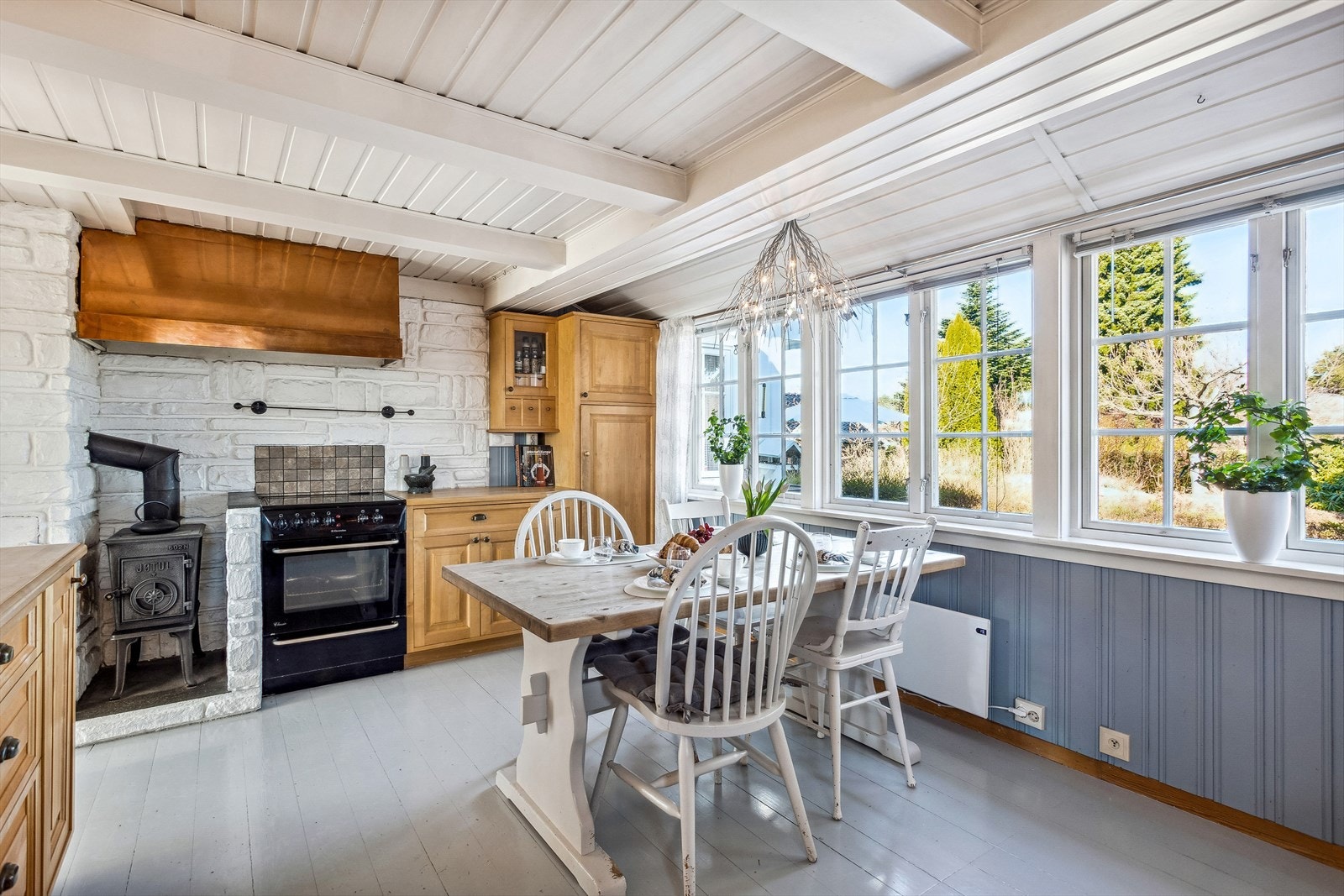 Kjøkkenet ligger i eget rom. Et trivelig rom med malt tregulv. Galleribilde