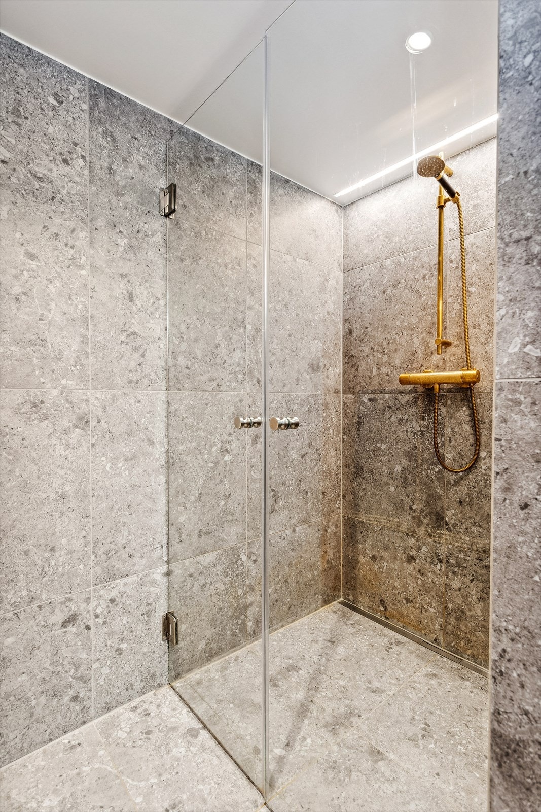 Stor dusjnisje med lekkert armatur og glassdører. Galleribilde