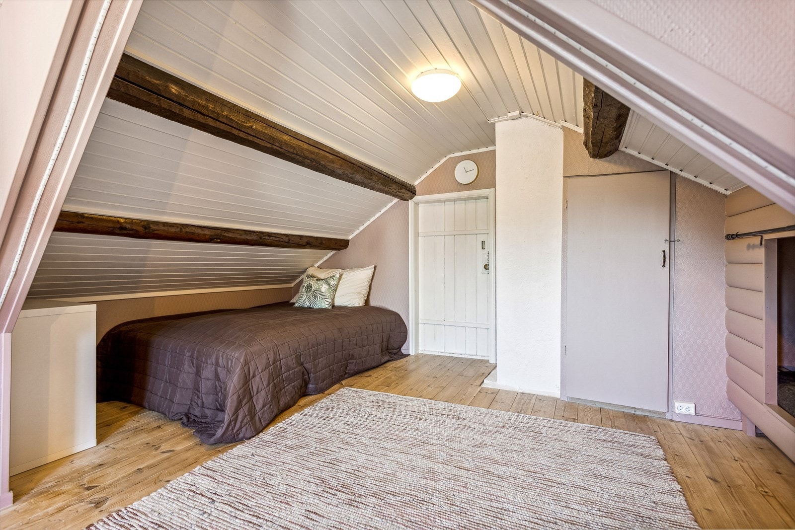 Soverom nr. 2 har tregulv og malte overflater på veggene. Langs kneveggene finnes det både en innebygd seng og skap. Galleribilde