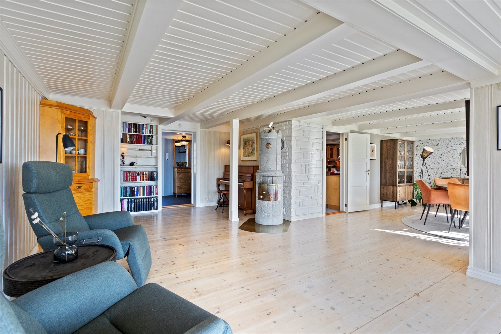 Stuens utforming gjør det naturlig å innrede den i ulike soner, både som stue-/spisestue-/avslapningsdel - mulighetene er mange! Galleribilde