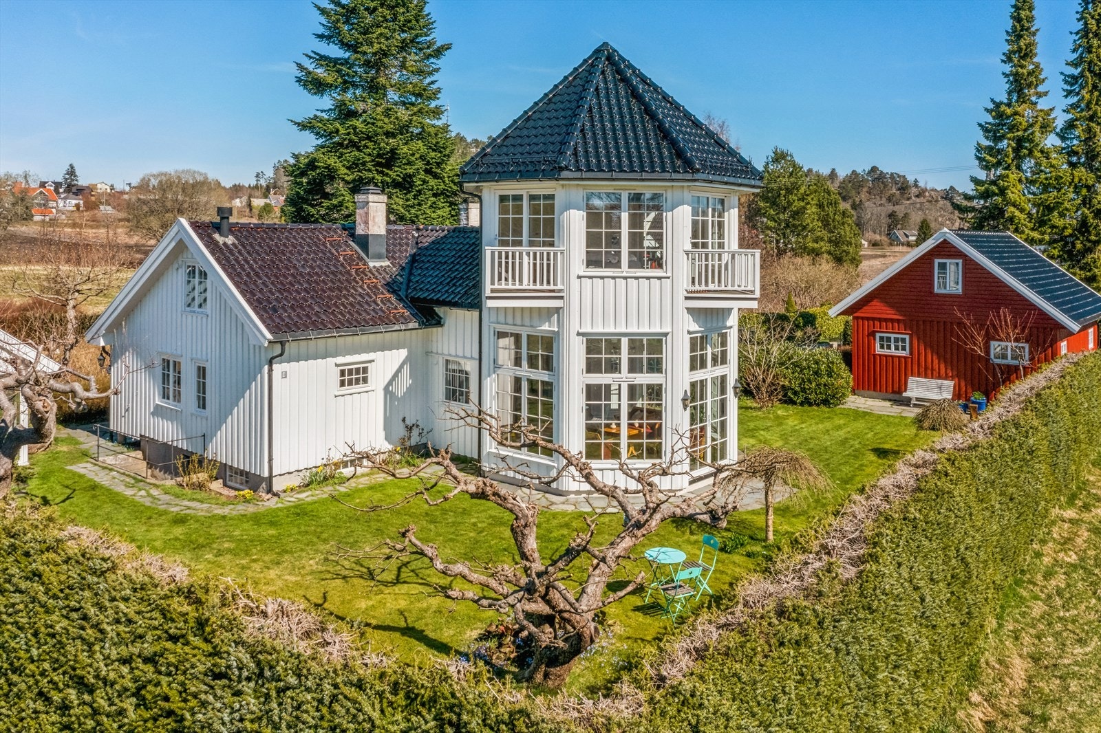 Eneboligen er en unik og innholdsrik med et spennende tilbygg, noe som gir eiendommen et helt spesielt særpreg! Galleribilde