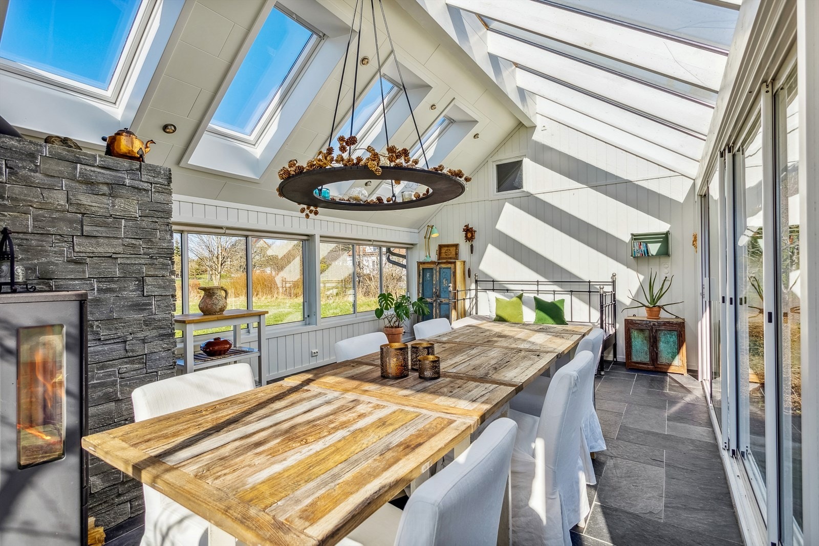 Sommerstuen er et bygg med mye vindusflater både i vegg (skyvbare vinduer), himling og store skyvedører. Galleribilde