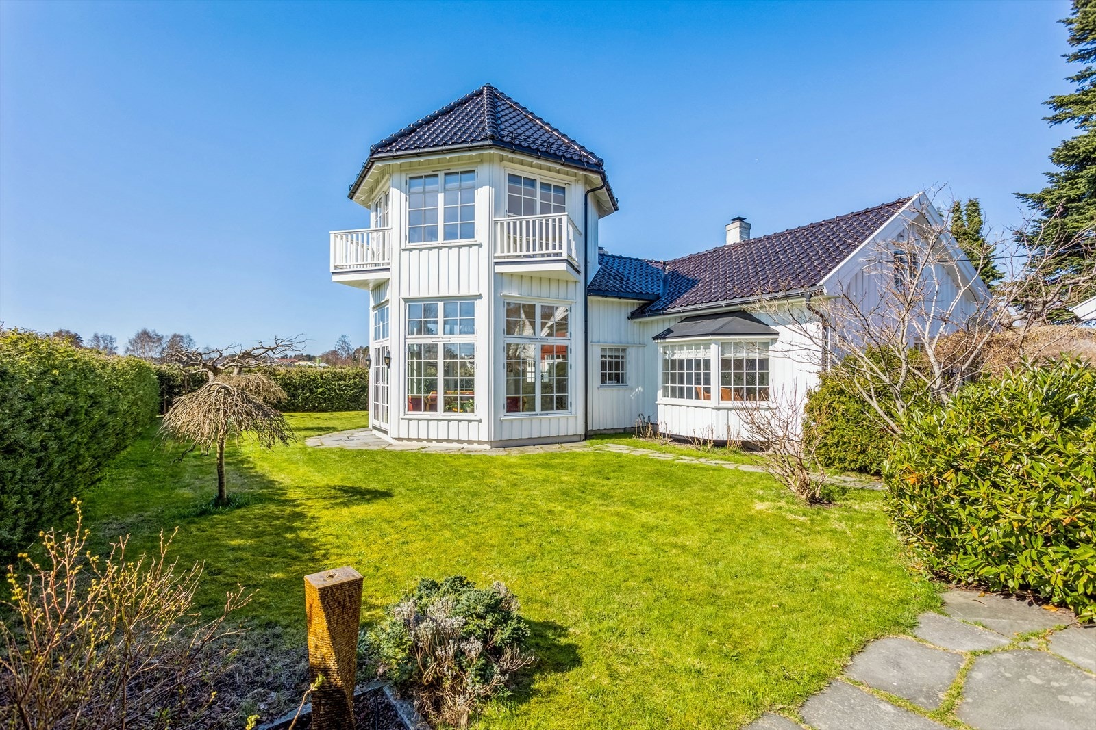 Tomten er pent opparbeidet med plenarealer, bed, prydbusker, frukttrær/trær, innkjørsel og uteplasser belagt med stein og heller, diverse annen beplantning mm. Galleribilde