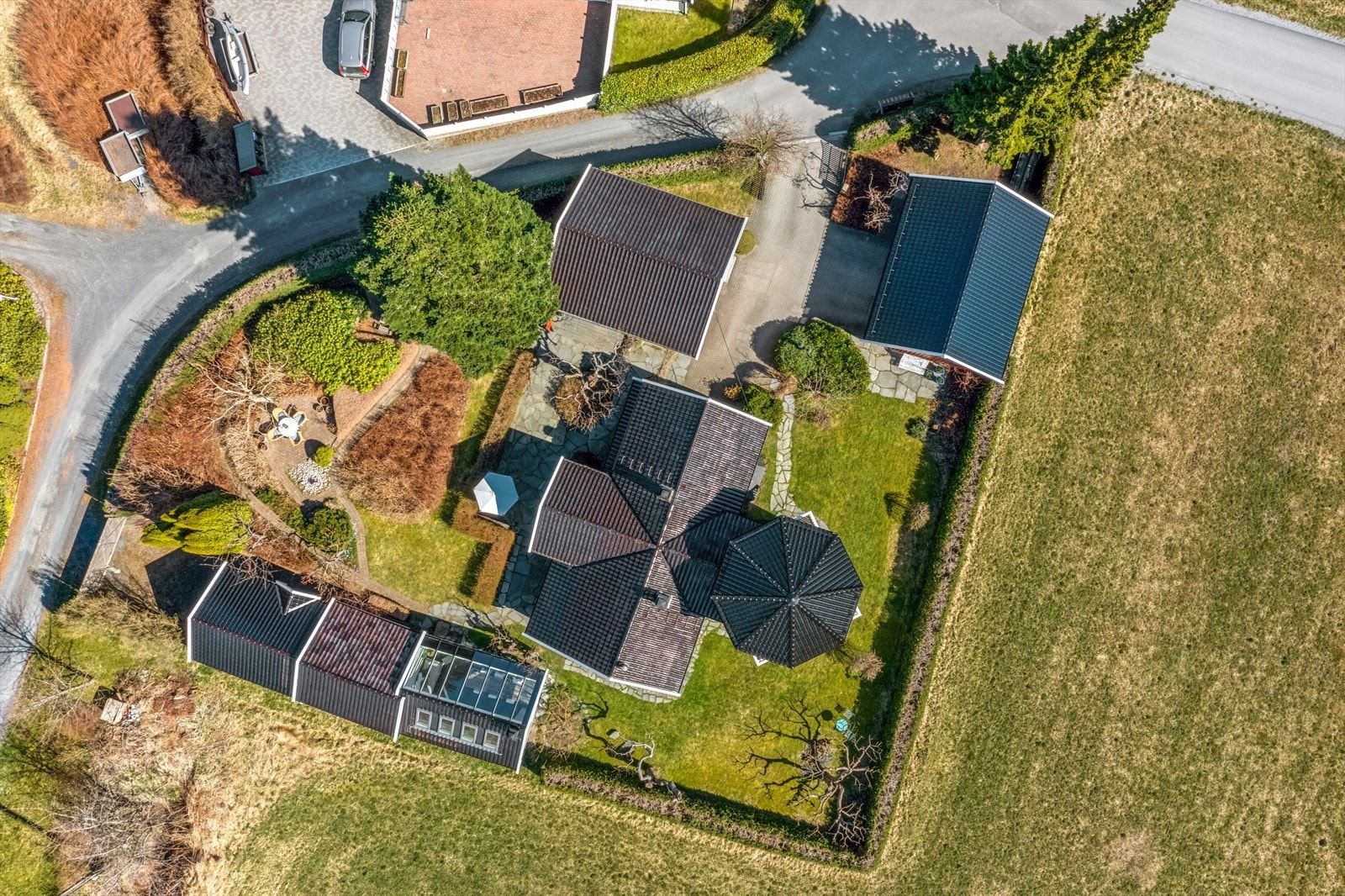 Hele eiendommen er omkranset av hekk som skjermer mot innsyn. Galleribilde