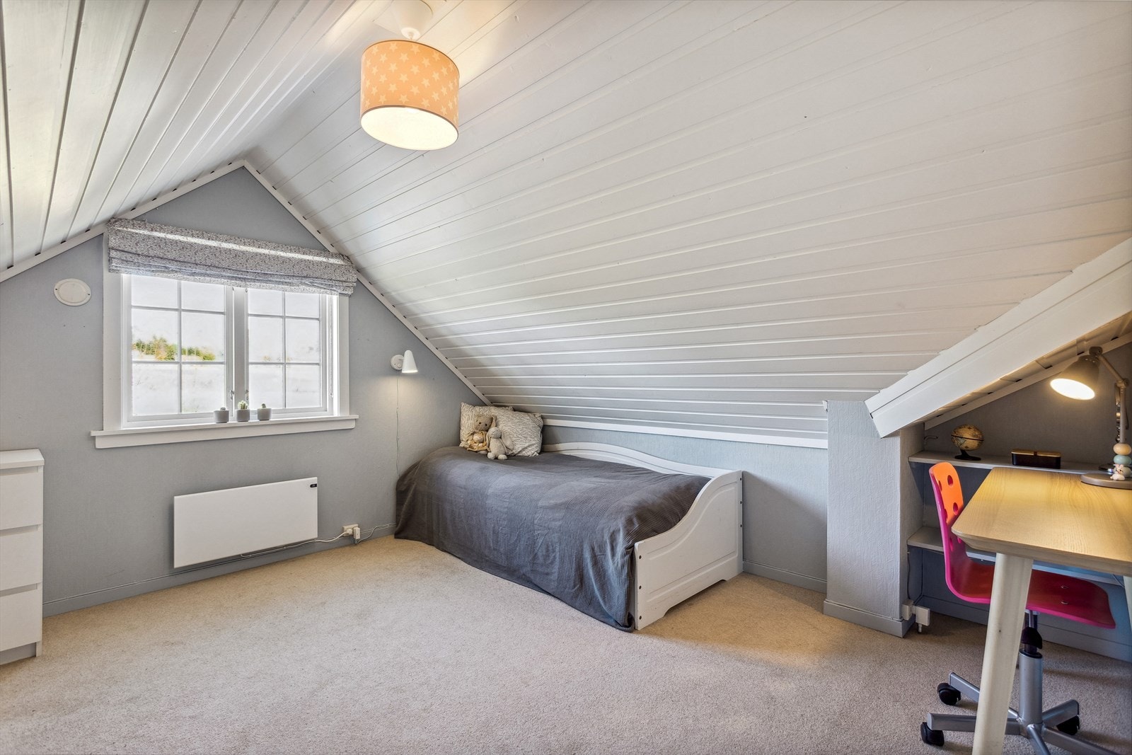 Soverom nr. 3 har behagelig teppegulv og også her malte veggoverflater. Galleribilde