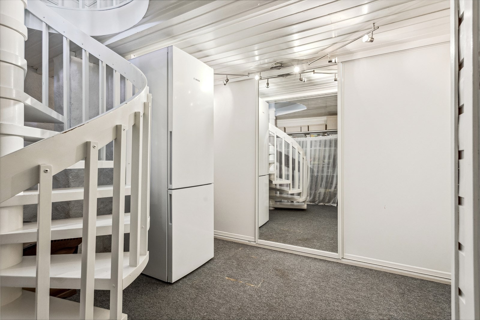 I kjelleren finnes det en romslig gang med stor skyvedørsgarderobe, vaskerom, kjølerom og boder. Galleribilde