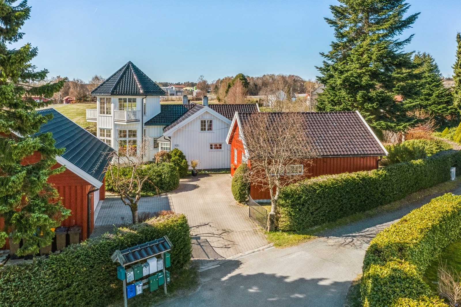 Bygningsmassen er jevnlig og godt vedlikeholdt og består av enebolig, dbl. garasje, innredet anneks (ikke omsøkt/godkjent) og garasje m/tilhørende snekkerbod og sommerstue. Galleribilde