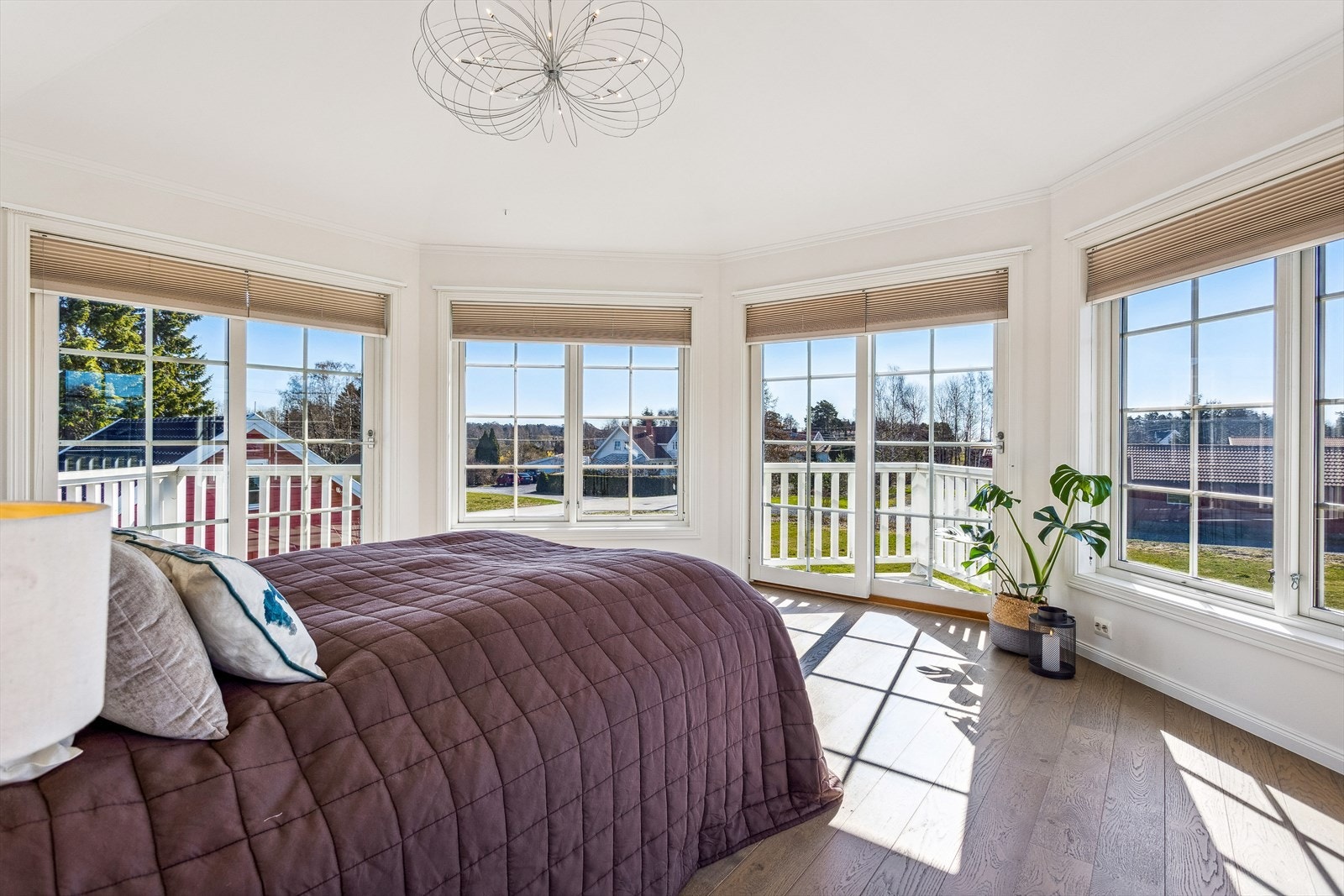 Det finnes tre soverom i boligen - alle i 2.etasje og av god størrelse. Hovedsoverommet er beliggende i tilbygget og har utgang til flere små balkonger. Galleribilde