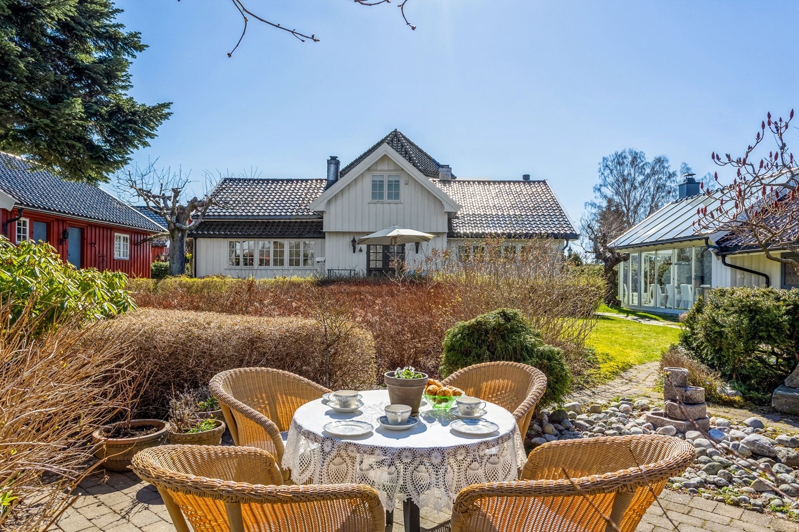 Solrike, lune uteplasser. Galleribilde