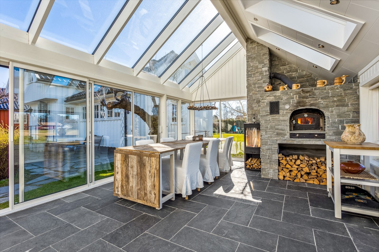 Dette er et svært anvendelig rom både i det daglige og ved større sosiale sammenkomster. Peisovn, bakerovn og elektriske varmekabler er montert. Galleribilde