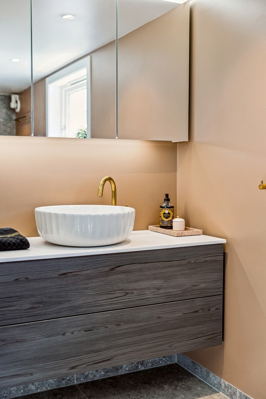 Tiltalende flisvalg samt moderne fargevalg på veggene. Galleribilde