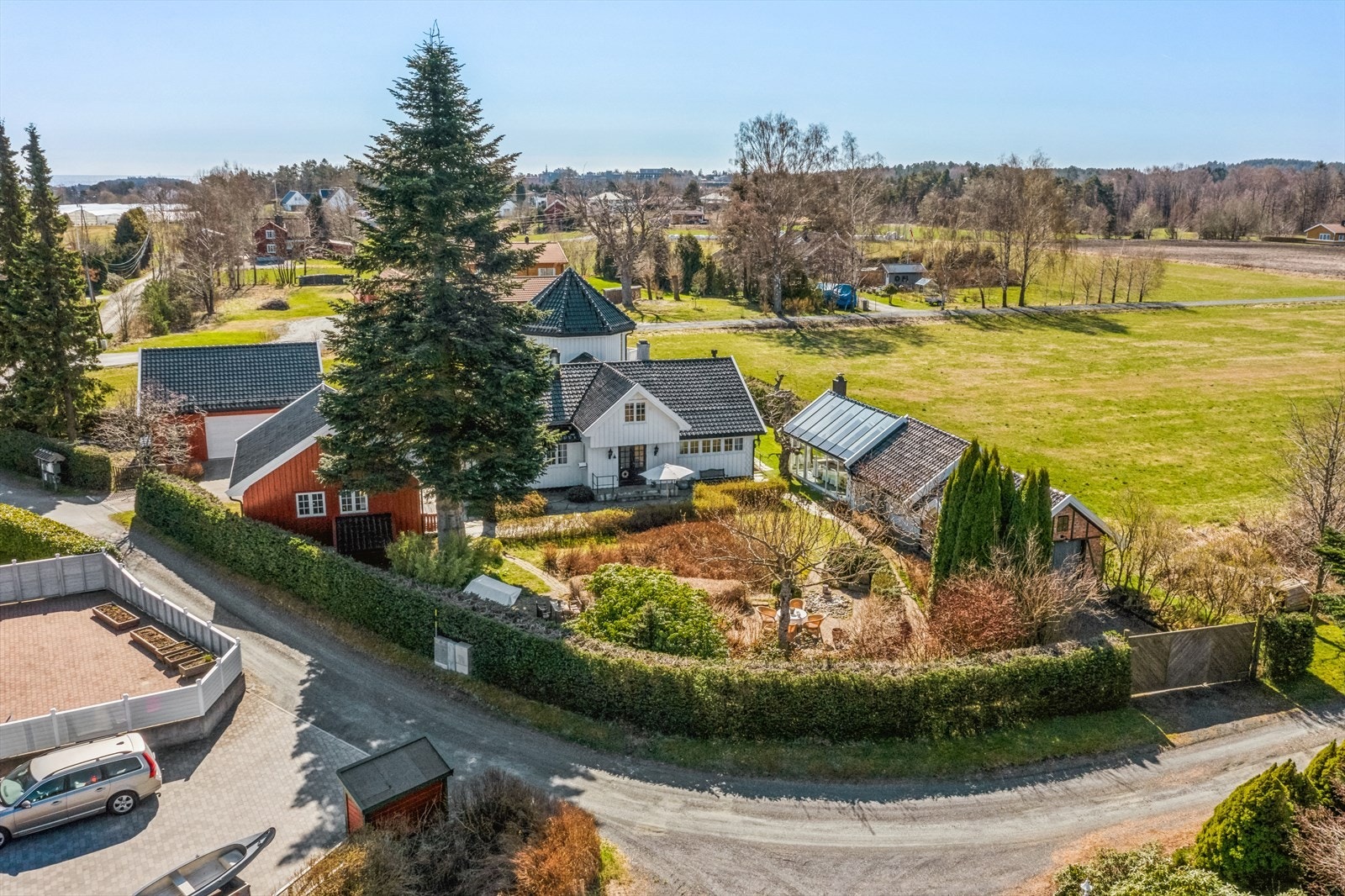 Sentralt, solrikt og usjenert beliggende i naturskjønne omgivelser på Frivoll i et veletablert og populært område. Galleribilde