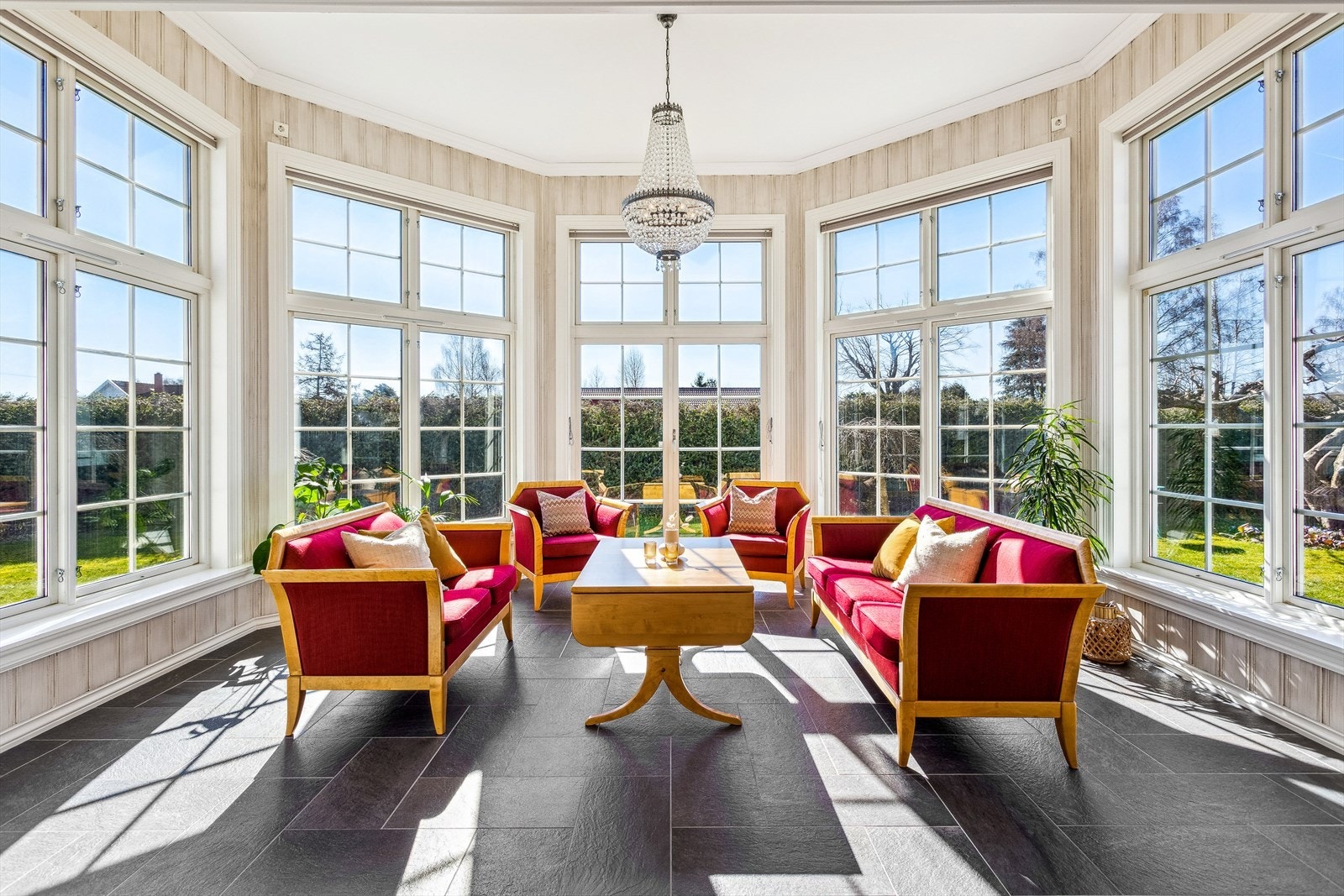 Blikkfanget i rommet er det spennende tilbygget. Med store vindusflater på alle sider, flommer dagslyset inn. Galleribilde