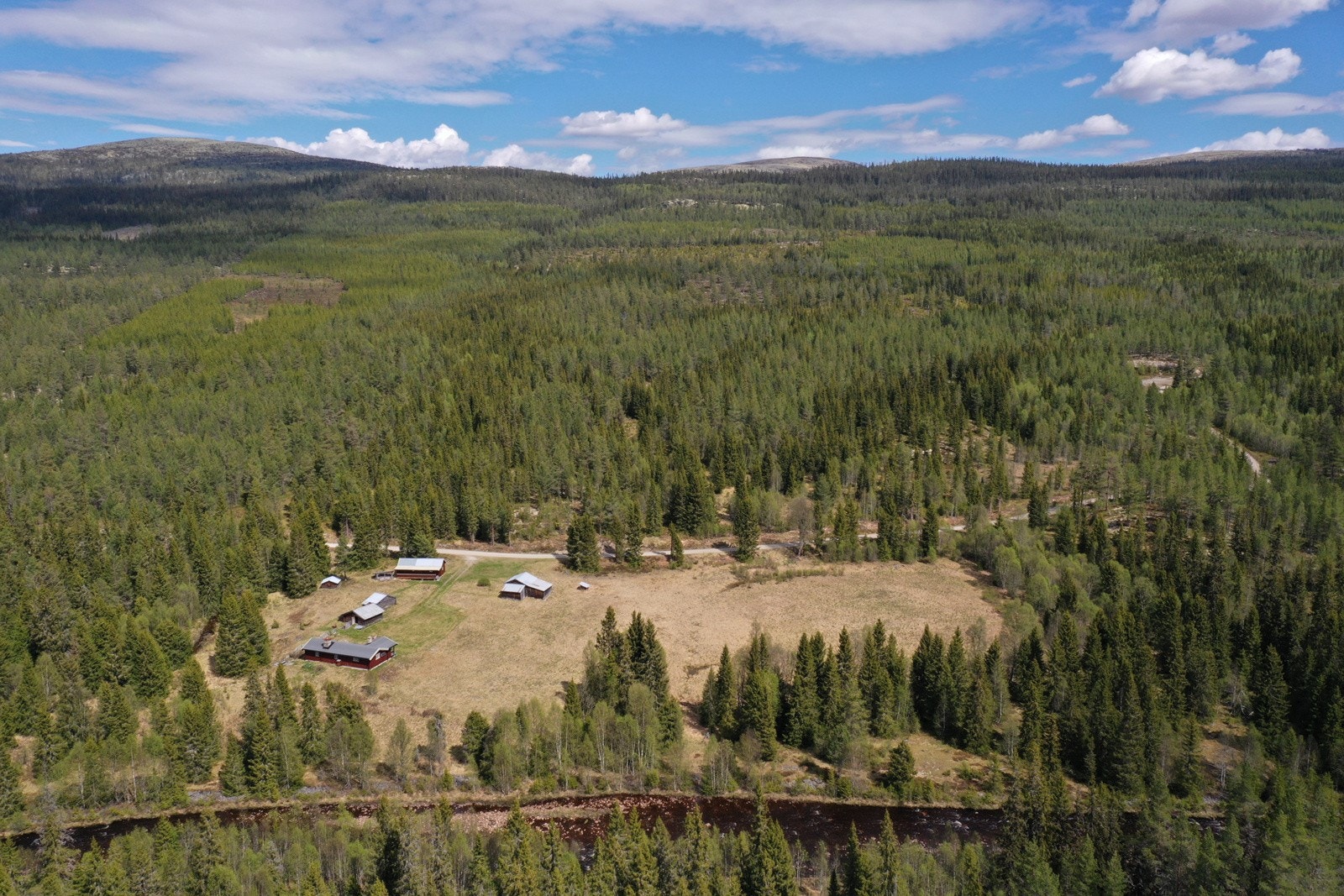 Dronefoto over setertunet Galleribilde