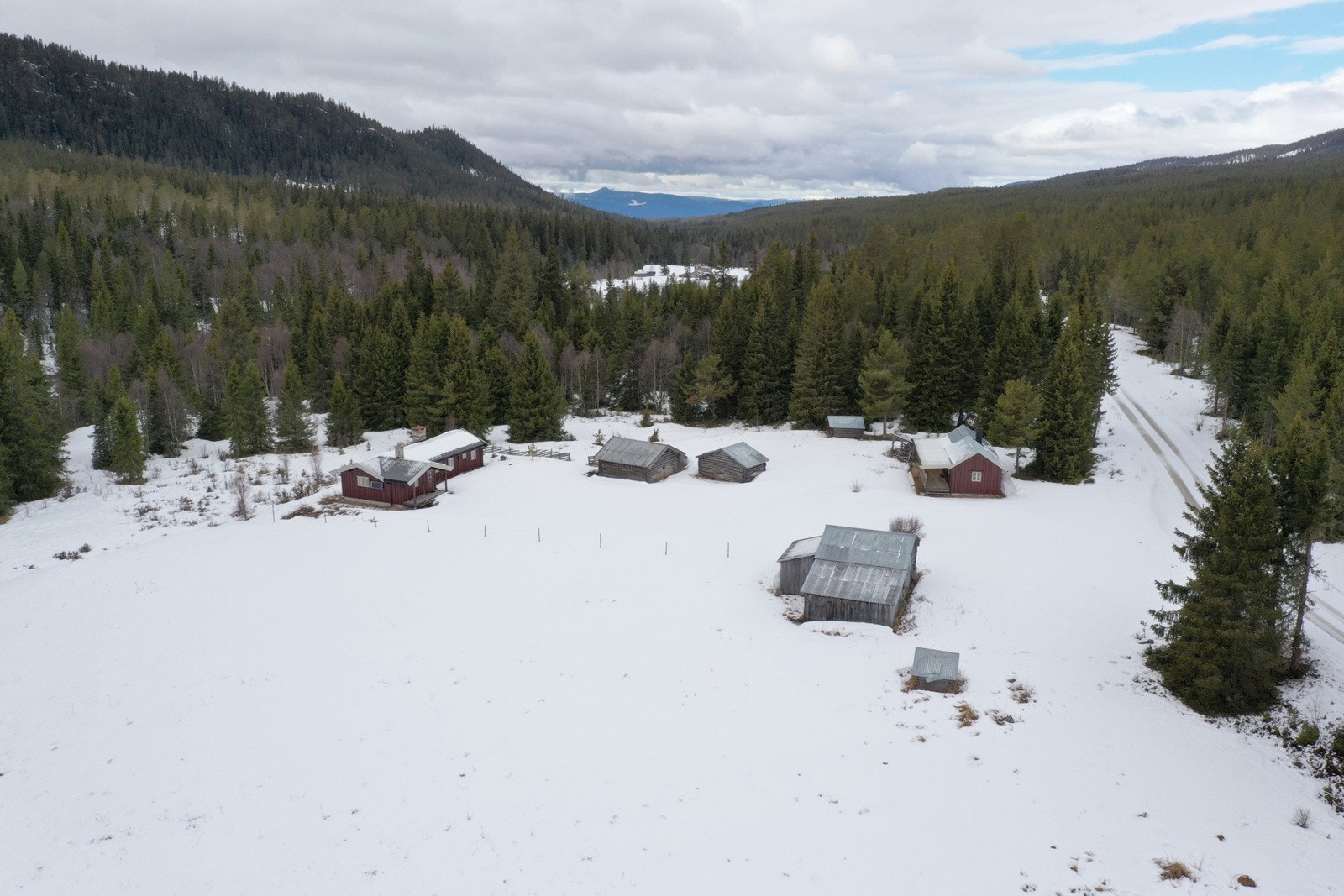 Dronefoto over setertunet vinterstid Galleribilde