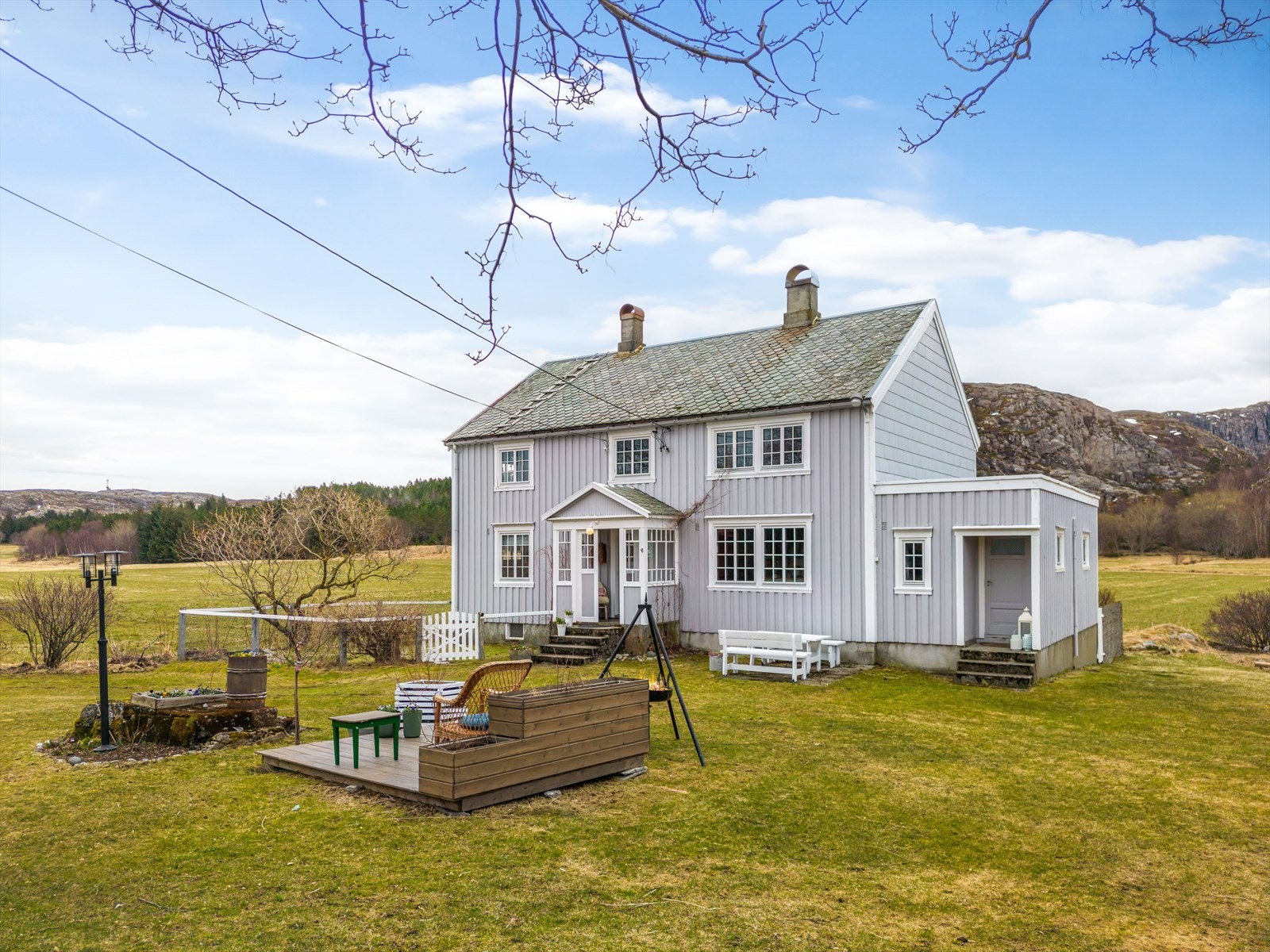 Beliggenheten har alt, med tanke på naturopplevelser. Fjord, fjell og landlig idyll overlapper hverandre og byr
på det beste, både for hverdag og fritid. Galleribilde