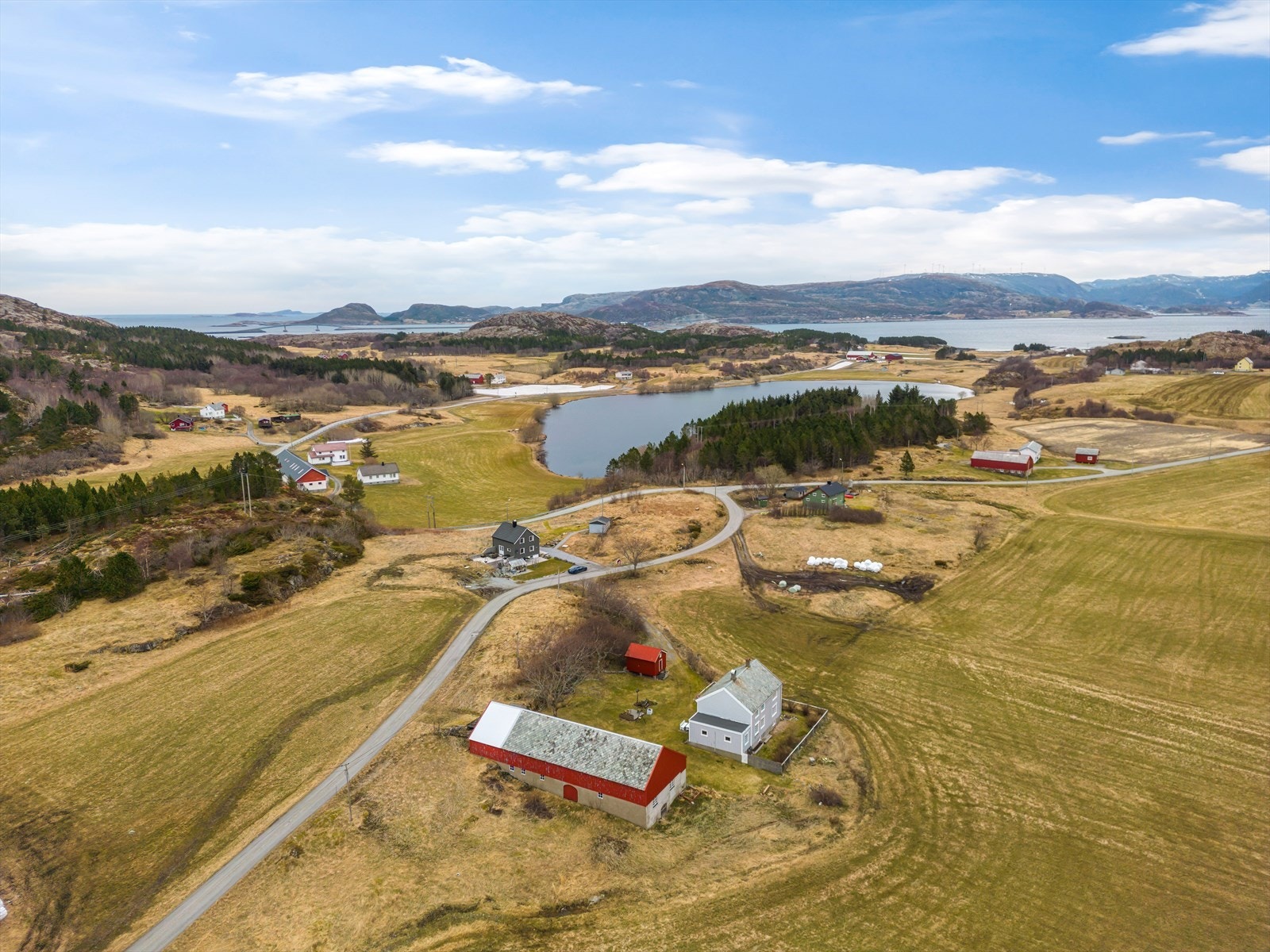 En nydelig enebolig/fritidsbolig i vakre omgivelser, med nærhet til herlige turområder og sjøen. Galleribilde
