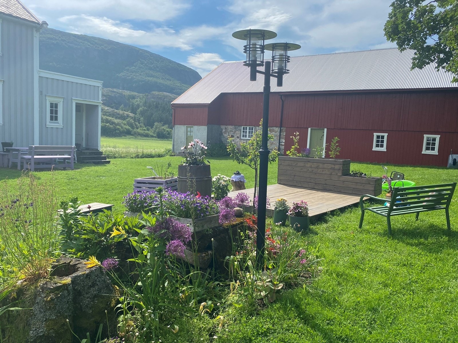 Sommer på Linesøya - Det er flere utvendige soner på tunet hvor man kan nyte de gode solforholdene. Galleribilde
