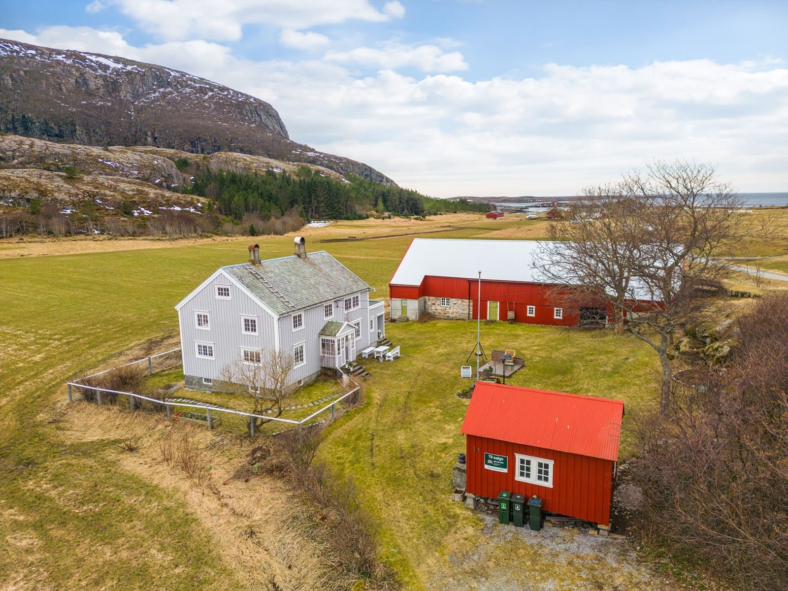 Velkommen til Fagervikaveien 11! En tradisjonell og velholdt eiendom stor tilhørende tomt, stabbur og låvebygning Galleribilde