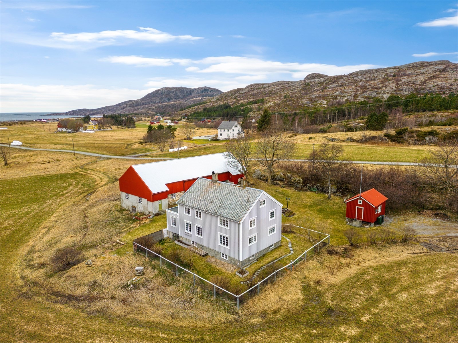 Den ca. 4 mål store tomten byr på rikelig med trygg boltreplass for både to- og firbeinte. Galleribilde