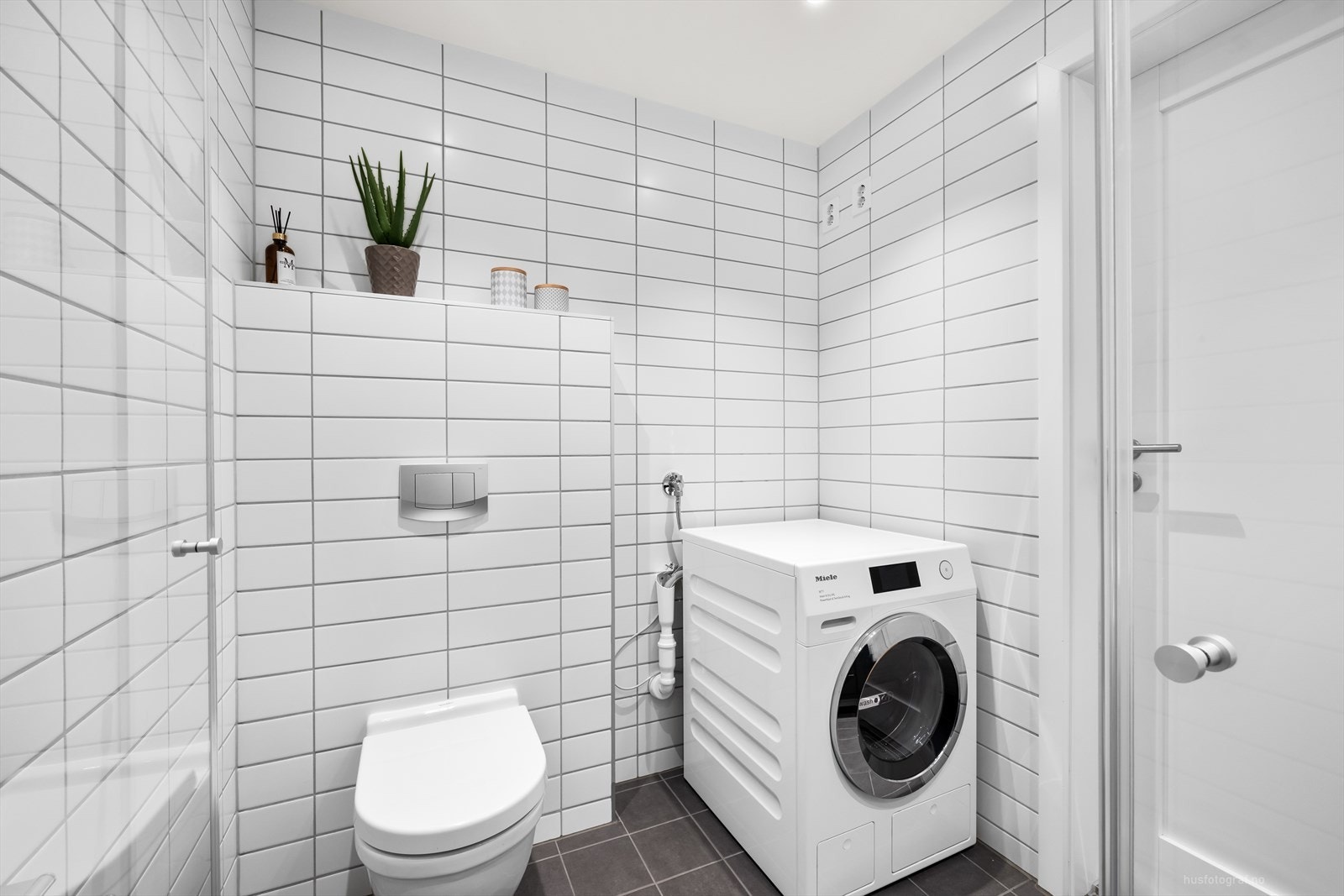 Gjestebad med opplegg for vaskemaskin Galleribilde