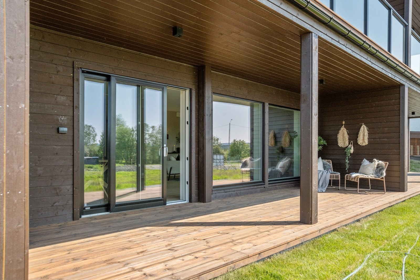 Romslig takoverbygd terrasse med plass til sittergrupper. Gode solforhold. Galleribilde