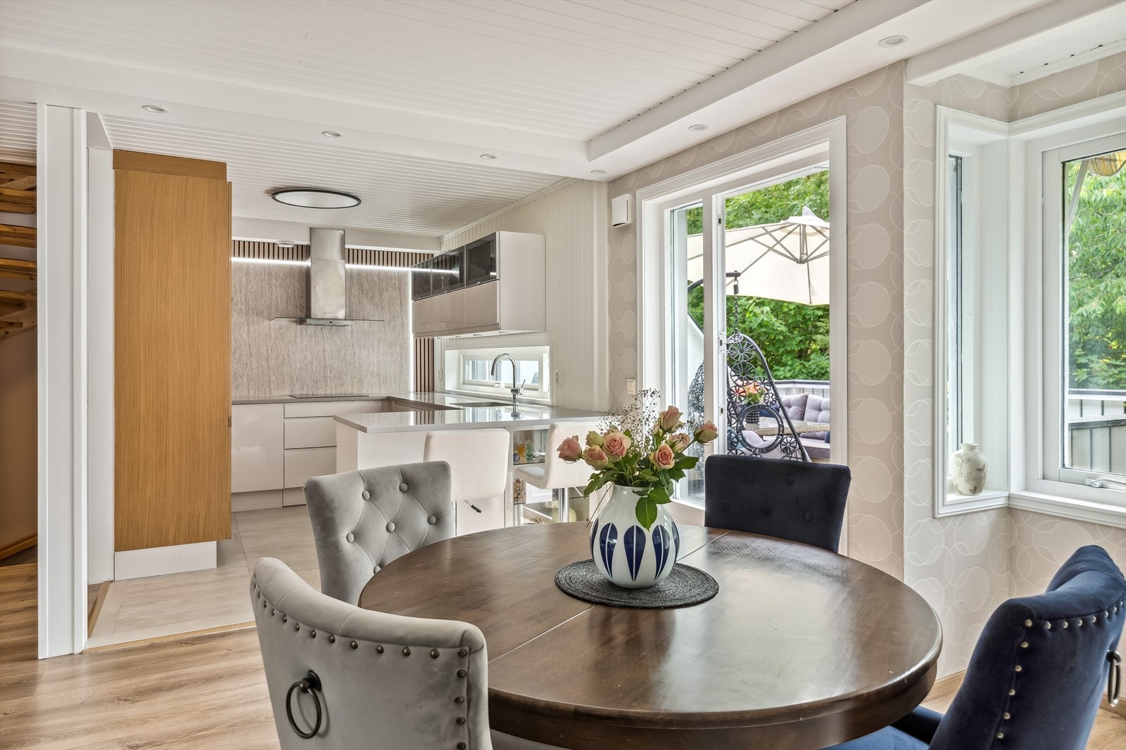 Rommet har plass til stor spisebord hvor du kan nyte et godt måltid med familien og venner. Galleribilde