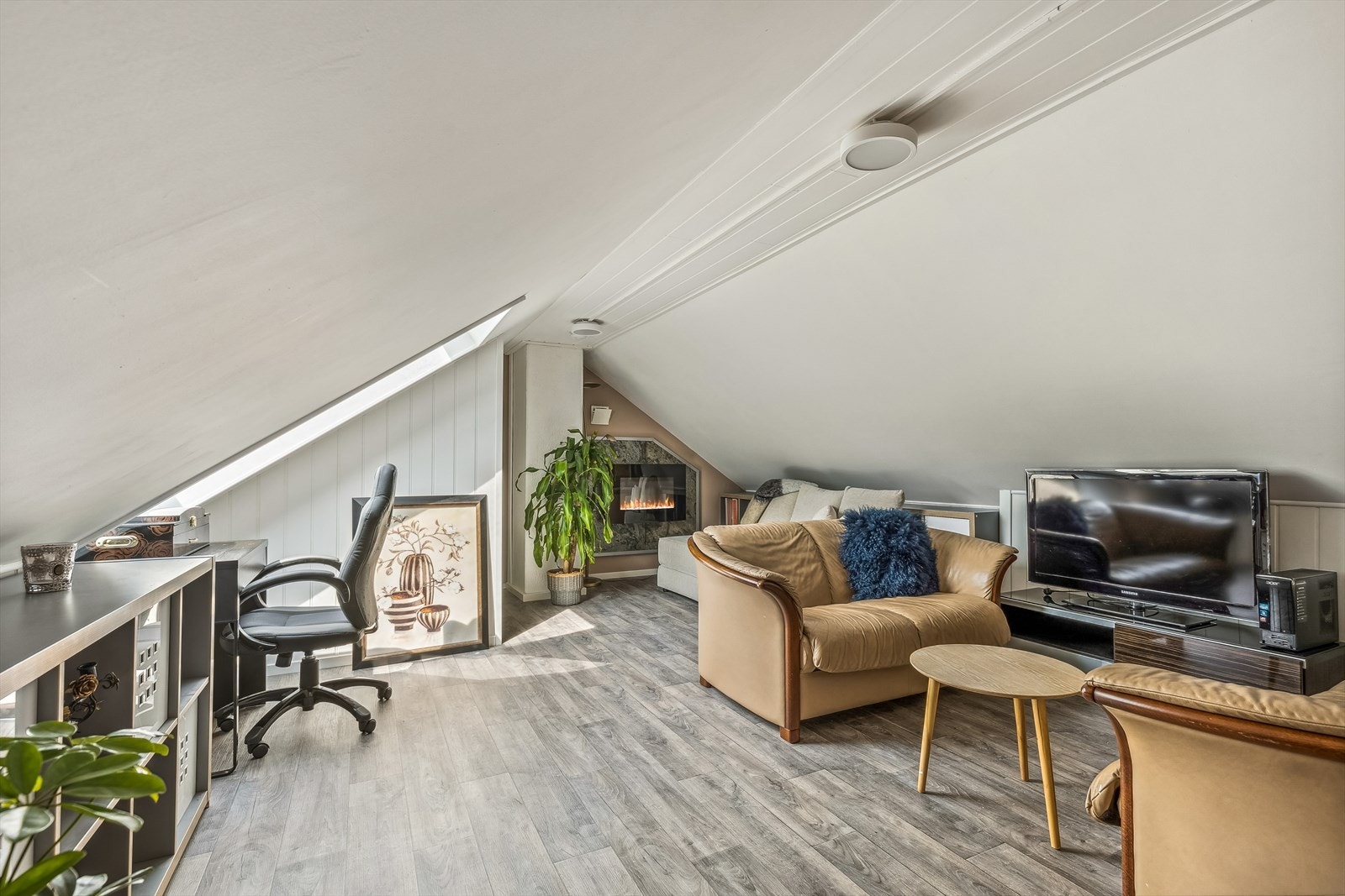 Trivelig og tilbaketrukket loftstue - ypperlig som TV-stue eller et krypinn for ungdommen i huset. Galleribilde
