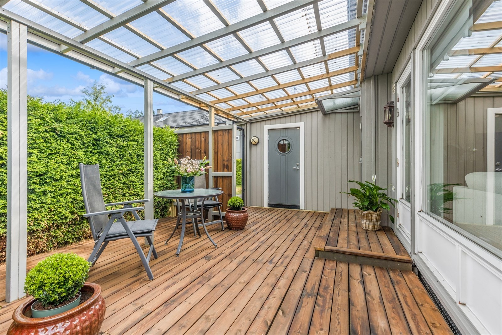 Boligen ligger skjermet til innerst i blindvei med overbygd og innbydende veranda på 18 m² som inngangsparti. Galleribilde