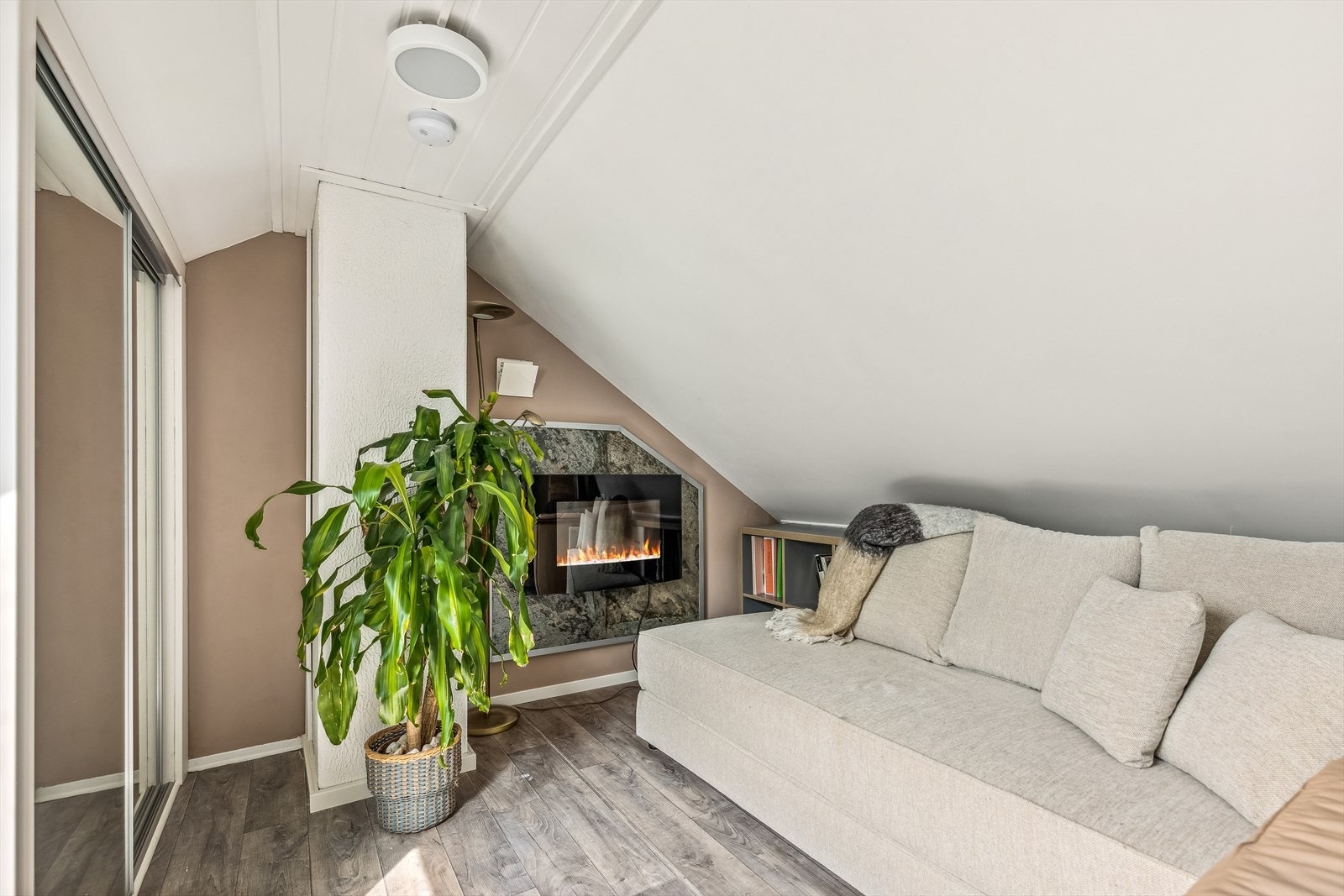 Her er det plass til sofagruppe og hjemmekontorløsning. Stort takvindu gir utsikt til himmelen og stjernene. Herfra er det tilgang til innvendig bod med speilfrontede skyvedører. Galleribilde