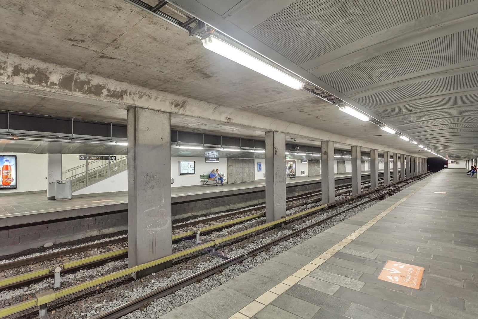 Den offentlige kommunikasjonen er godt utbygd, med både t- bane, og bussholdeplass i nærheten..jpg Galleribilde