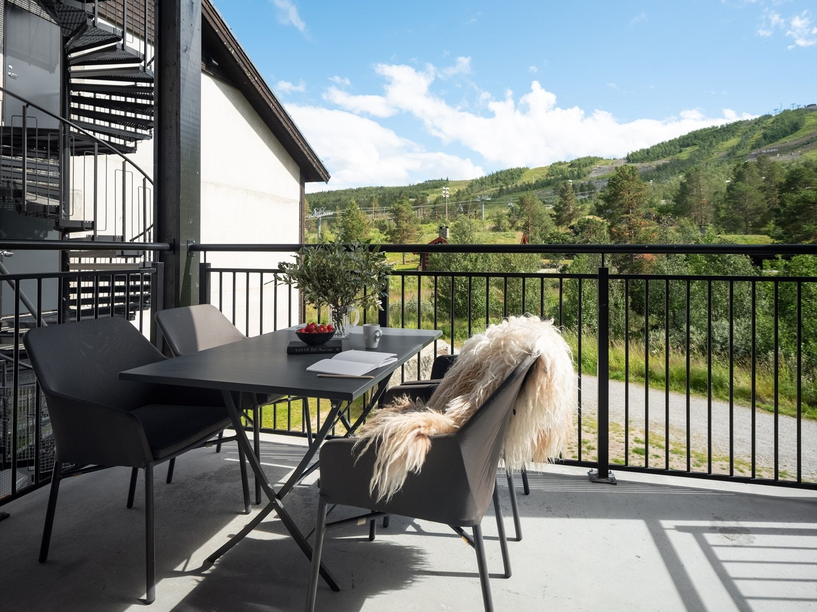 Terrasse med formiddagssol og utsikt mot skibakken Galleribilde