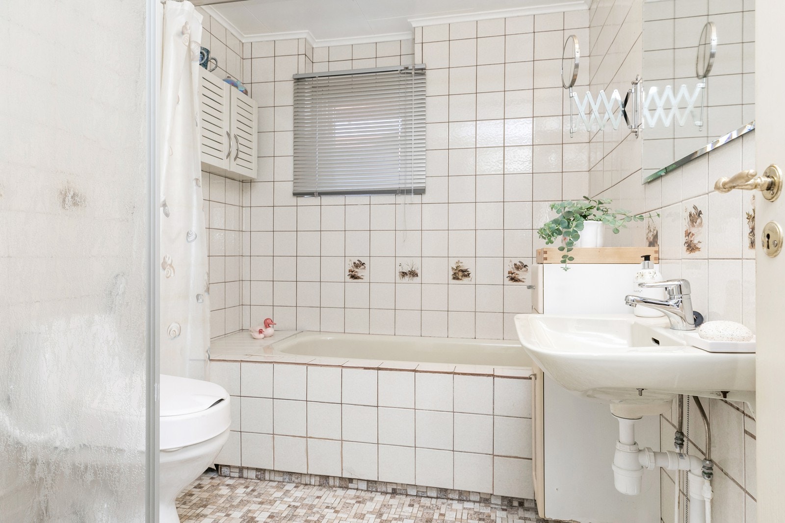 Flislagt bad med badekar og dusj Galleribilde