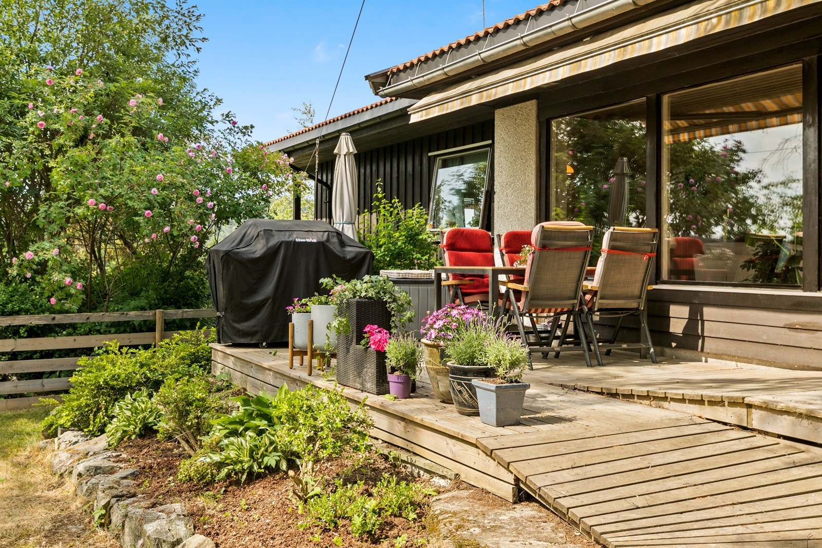 Solrik terrasse på bakkeplan med adkomst fra stue Galleribilde