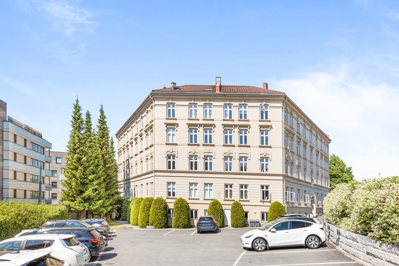 Sameiet har egne parkeringsplasser til beboerne sine. For tildeling av p-plass må det søkes om plass. Disse kan leies for for en rimelig penge. Pr. d.d. er det ingen på venteliste. 8 av parkeringsplassene har elbillader. Galleribilde