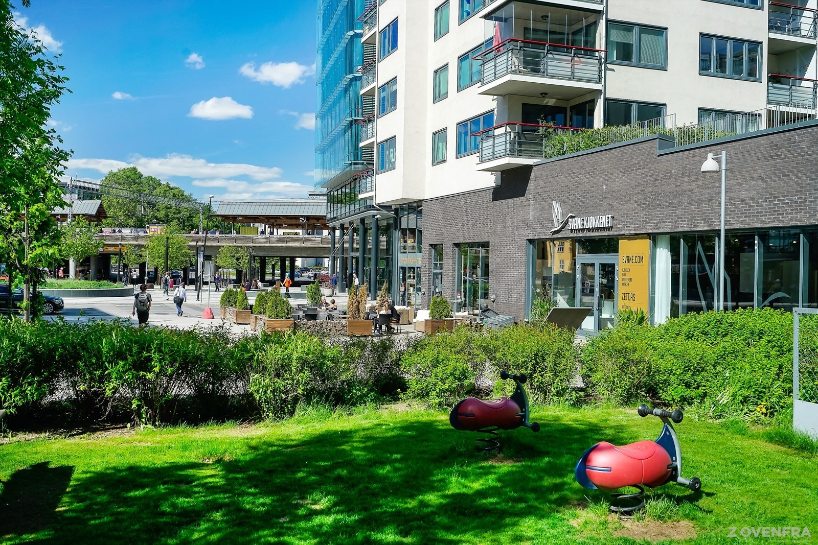 Skøyen kan tilby alt av servicetilbud som restauranter, kaféer, vinmonopol, butikker, post, bank og svært god offentlig kommunikasjon. Galleribilde