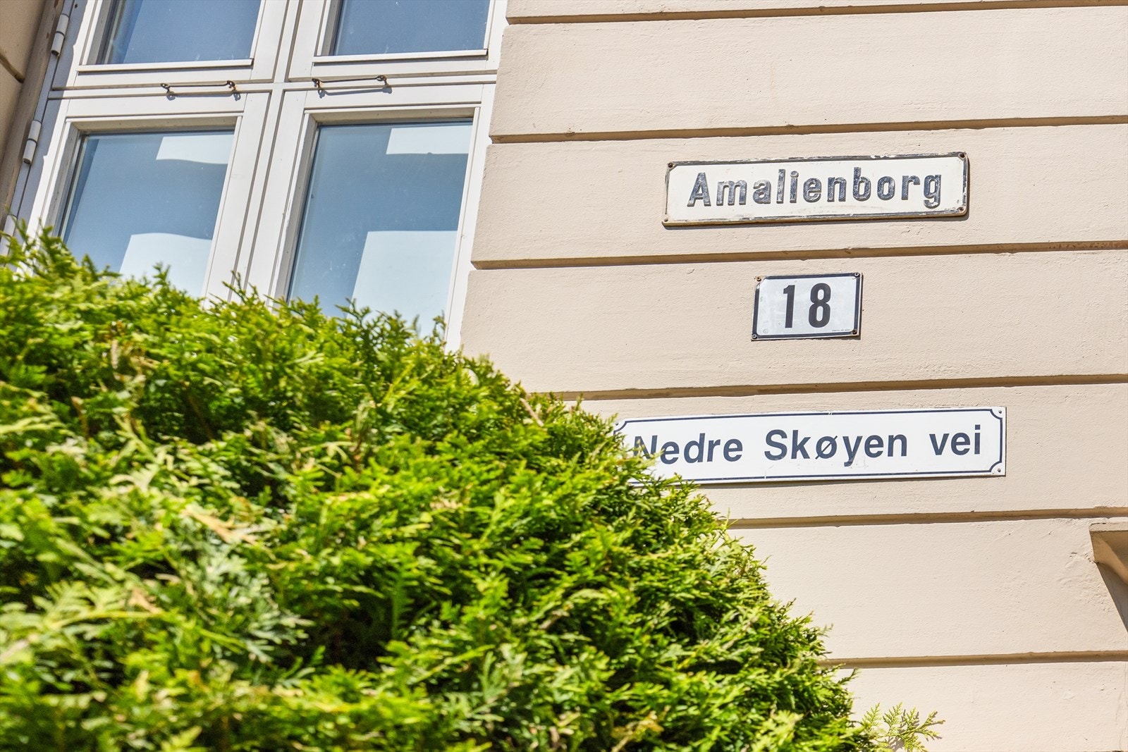 Denne leiligheten er perfekt for deg som vil bo supersentralt, men allikevel i naturskjønne og fine omgivelser. Her bor du godt i et hyggelig boområdet og nabolag. Leiligheten ligger i tillegg også stille og rolig til. Galleribilde