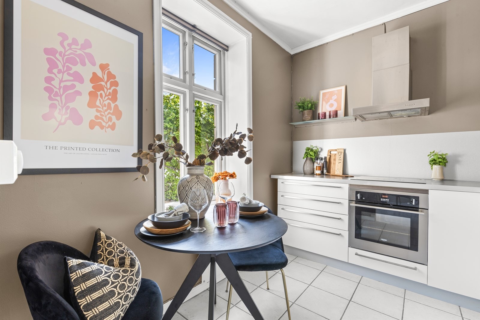 Hyggelig med også mulighet for liten spisegruppe ved det store vinduet. Galleribilde