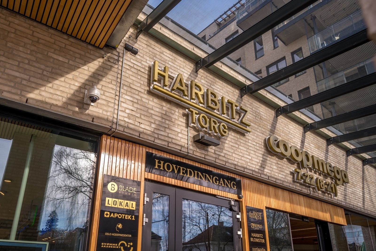 Harbitz torg - Kanskje blir dette ditt nye nabolag? Et levende strøkstorg med butikker, caféer og restauranter. Galleribilde