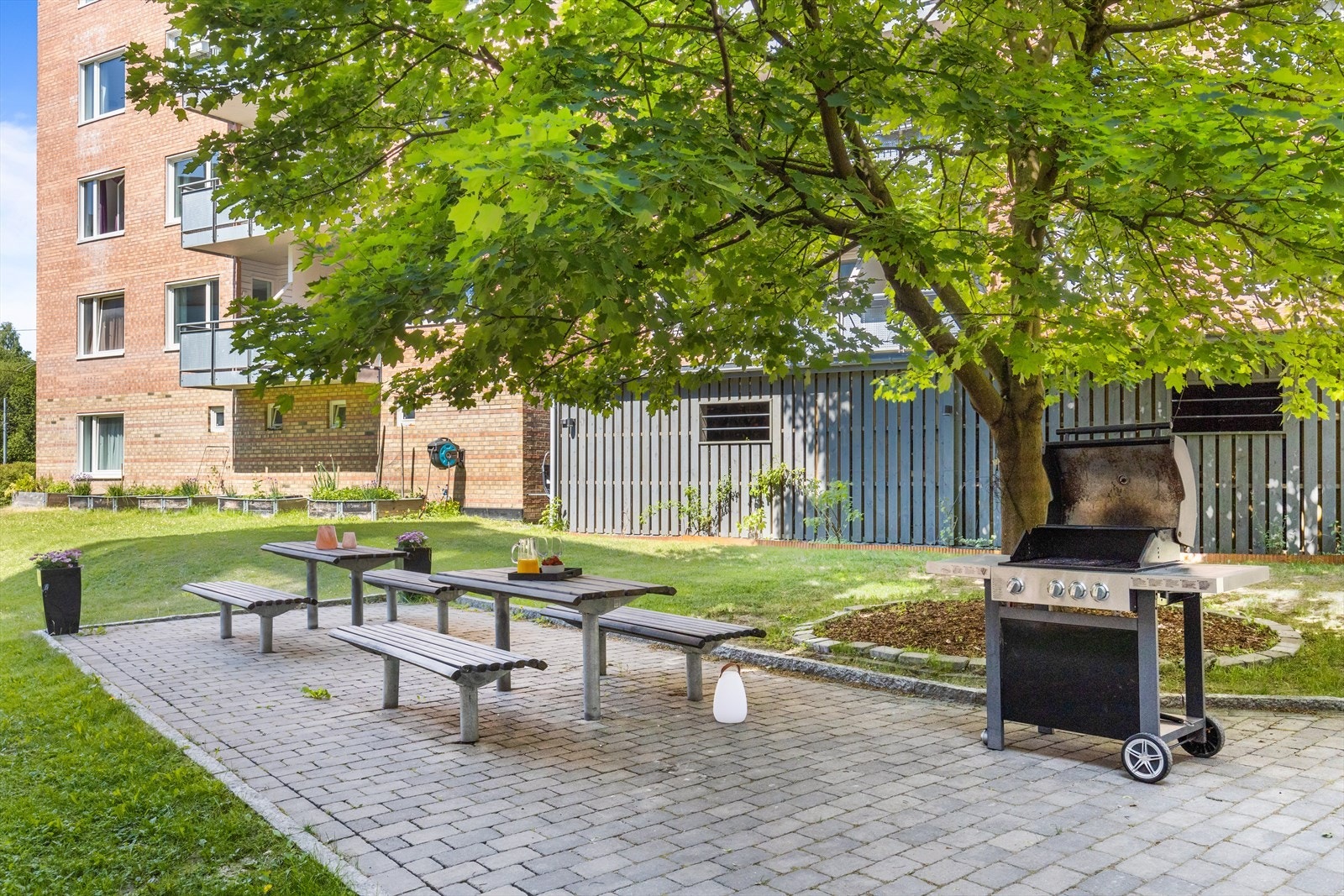 Sameiet har en superhyggelig bakgård med sitteplasser og felles grill. Her er det perfekt å invitere venner til grillings og samvær. Galleribilde