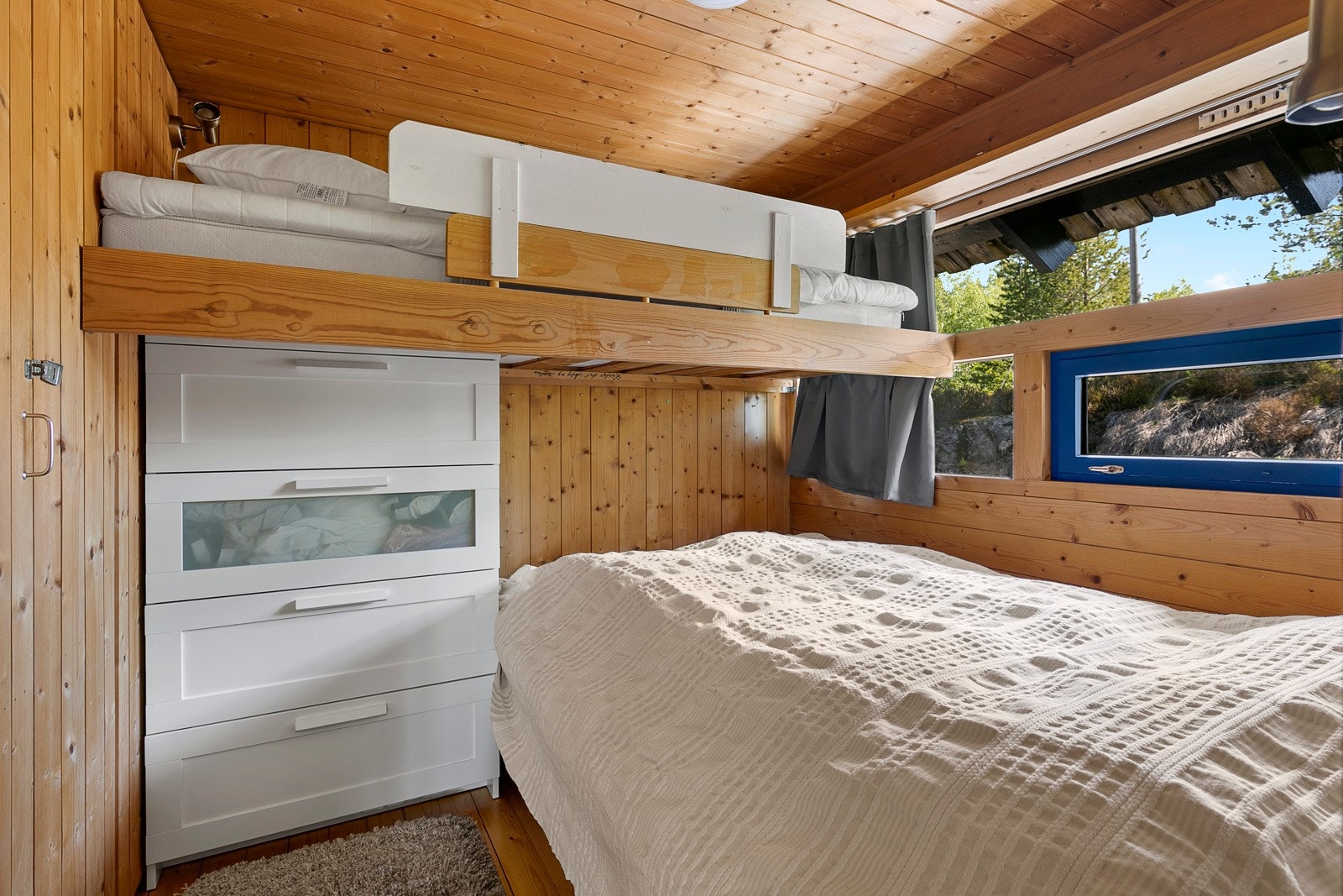 Mellom soverommene er det innebygde garderobeskap. Galleribilde