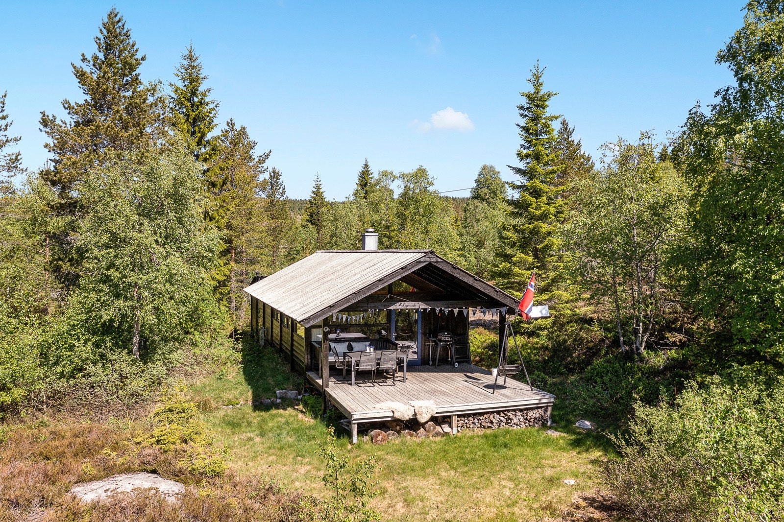 Hytta ble oppført i 1975, og fremstår retro med strake linjer og avlange vindusflater. Galleribilde