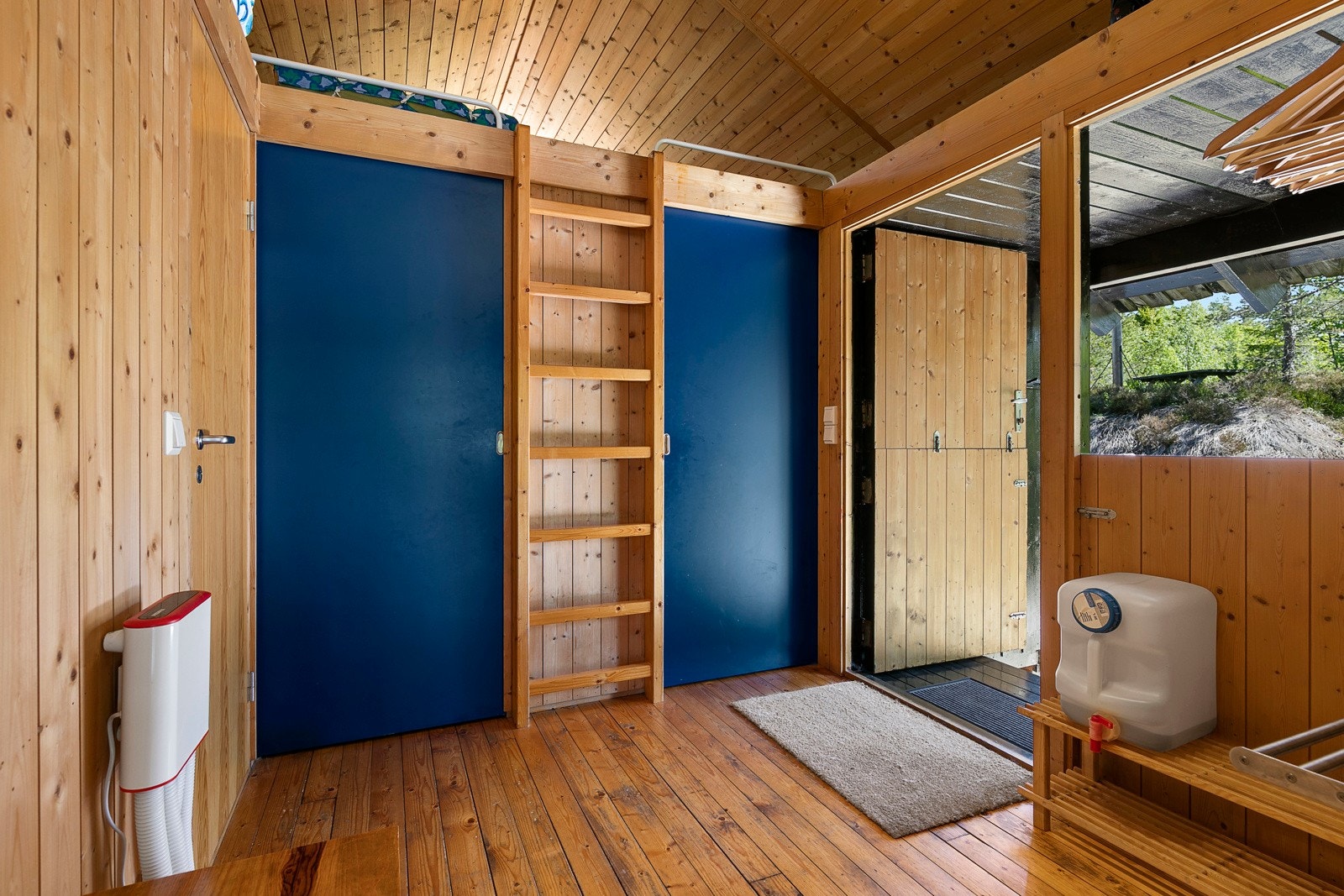 Ellers er det to soverom i hytta, samt hems med svært god bruksverdi. Galleribilde