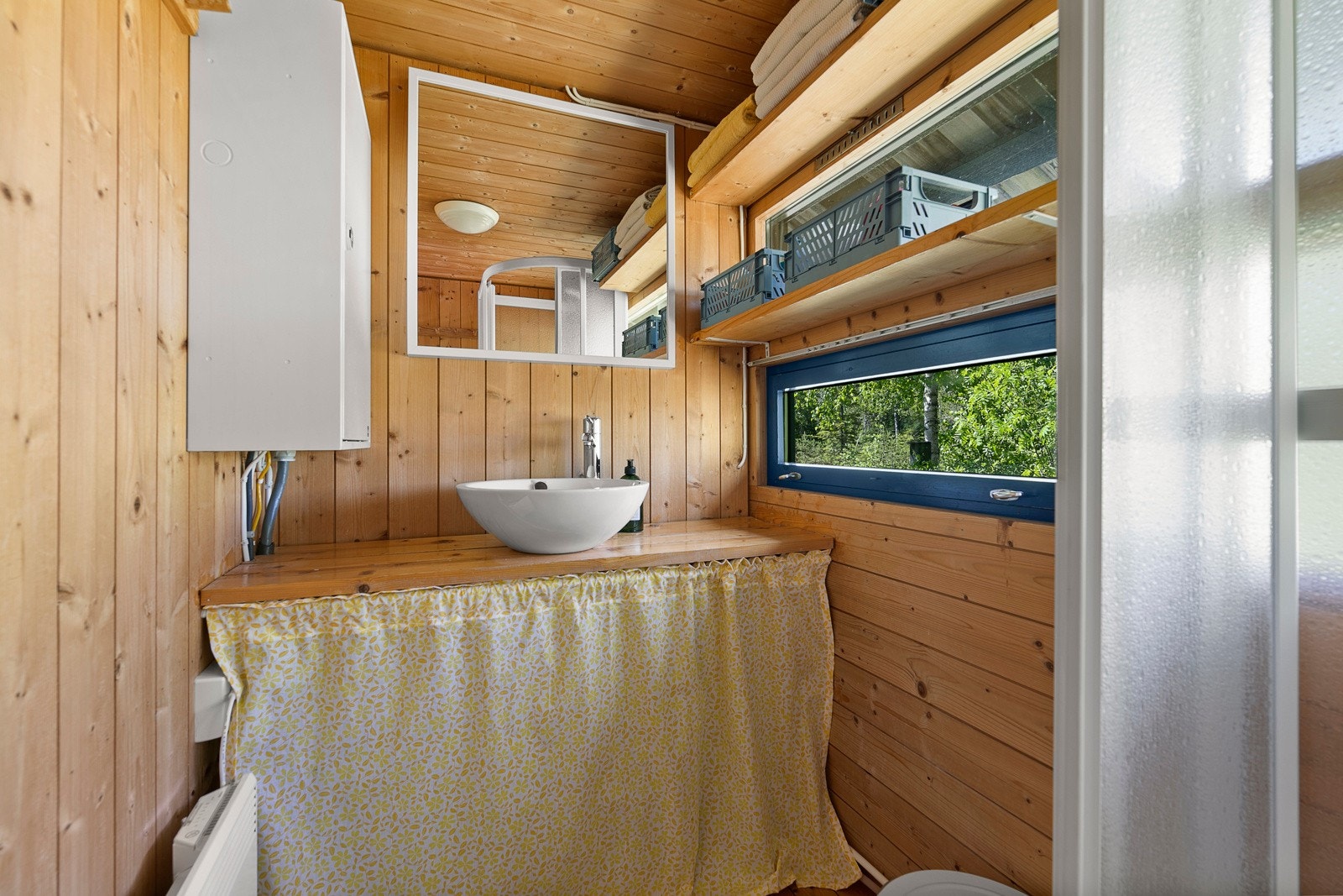 Badet i hytta er utstyrt med servant og dusjkabinett. Galleribilde